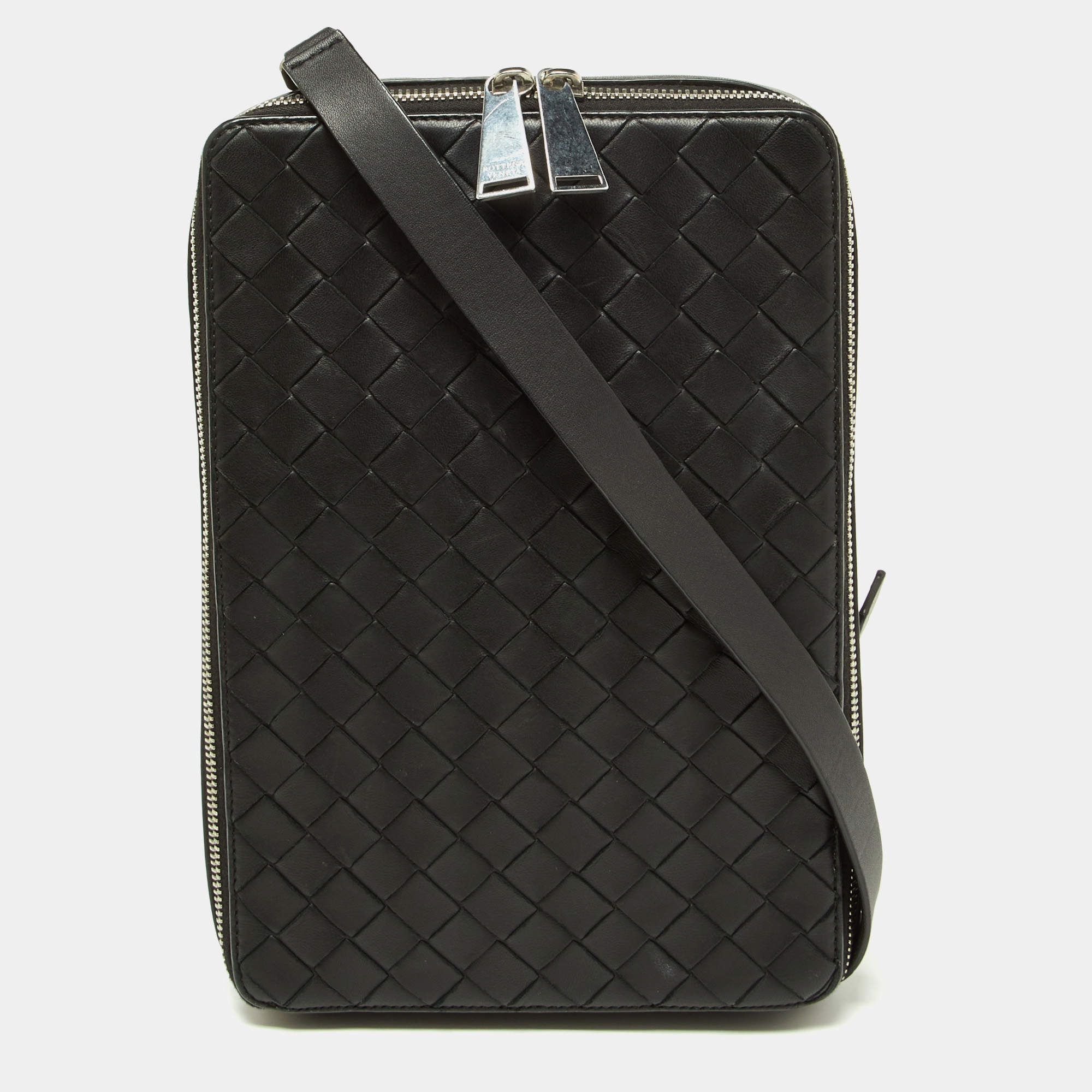 Pre Owned Bottega Veneta Black Intrecciato Leather Zip Messenger Bag