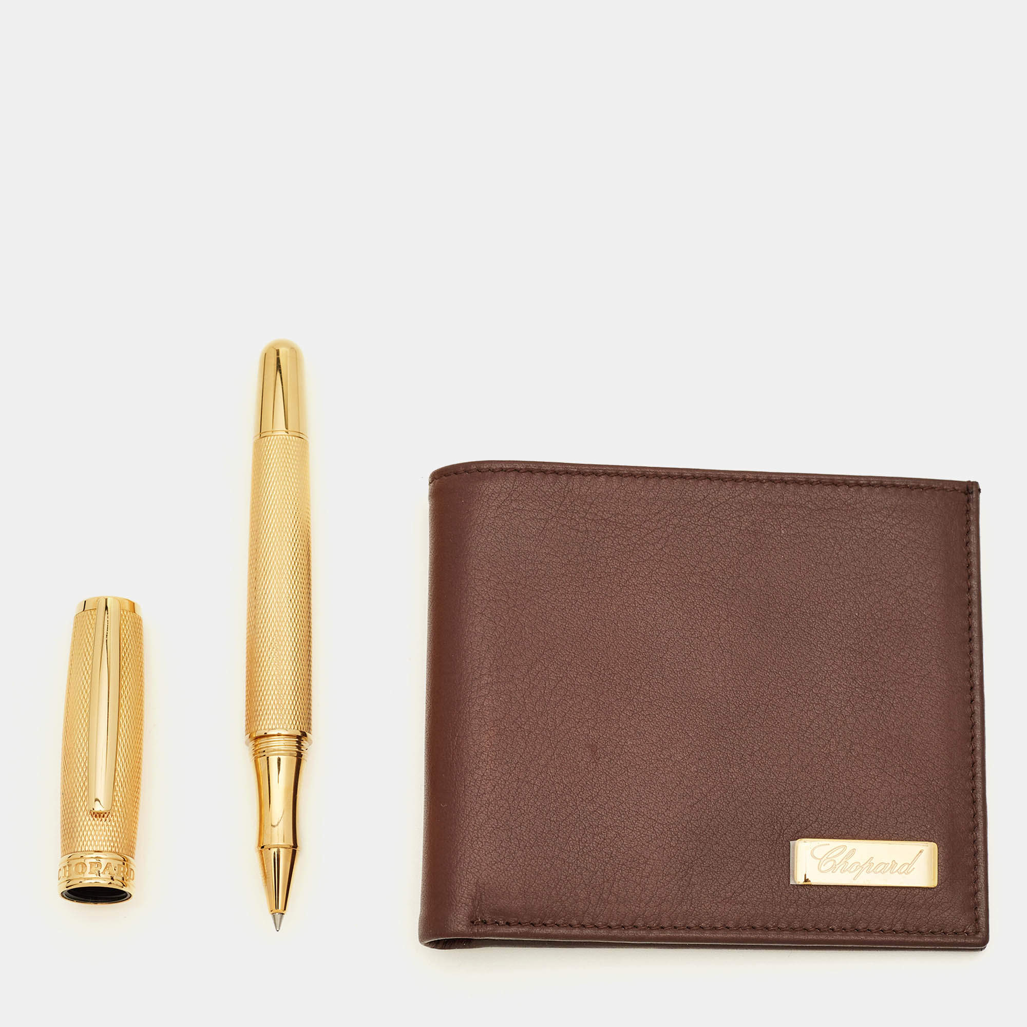 مملوكة مسبقًا محفظة شوپارد بطيّتين جلد بني مع طقم قلم حبر جاف