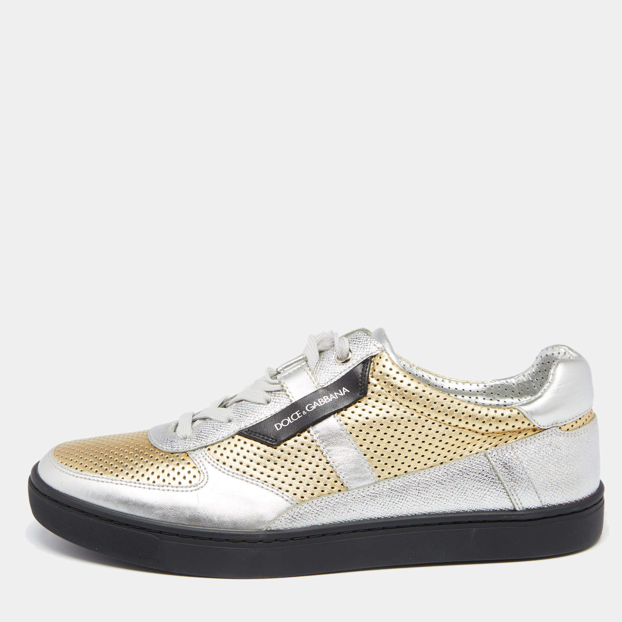 مملوكة مسبقًا حذاء رياضي دولتشي آند غابانا جلد مثقب ذهبي / فضي بعنق منخفض مقاس 42
