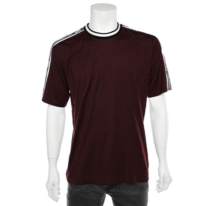 مملوكة مسبقًا تي شيرت دولتشي أند غابانا رقبة مستديرة تفاصيل شعار علامة تجارية قطن عنابي مقاس كبير