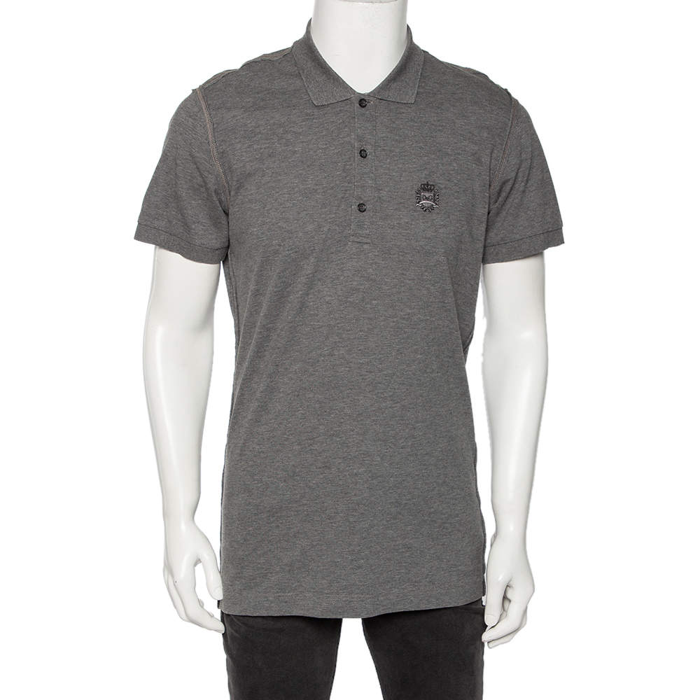 مملوكة مسبقًا تي شيرت بولو دولتشي أند غابانا قطن رصاصي بيكيه مزخرف شعار الماركة مقاس كبير (لارج)