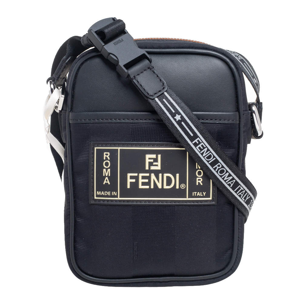مملوكة مسبقًا Fendi Black Pequin Nylon Small Logo Patch Messenger Bag