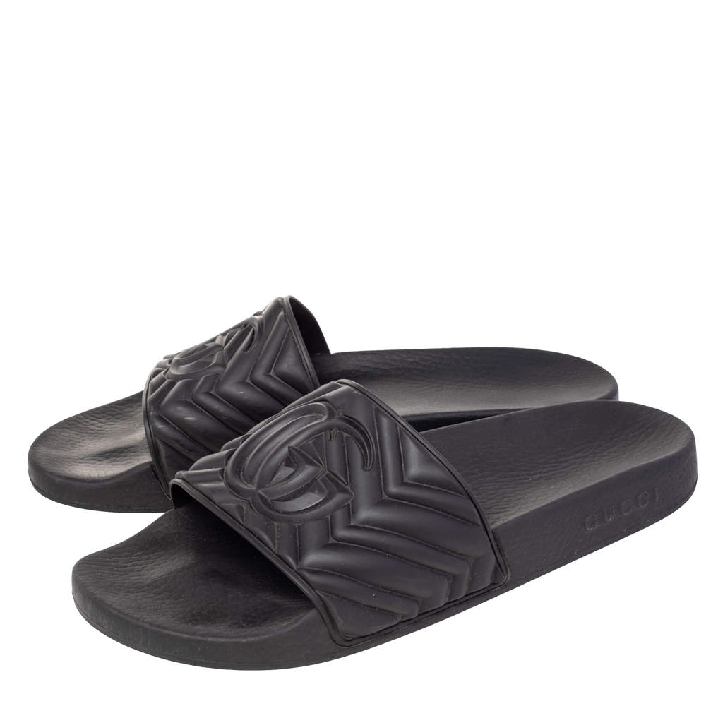 black gucci flip flops