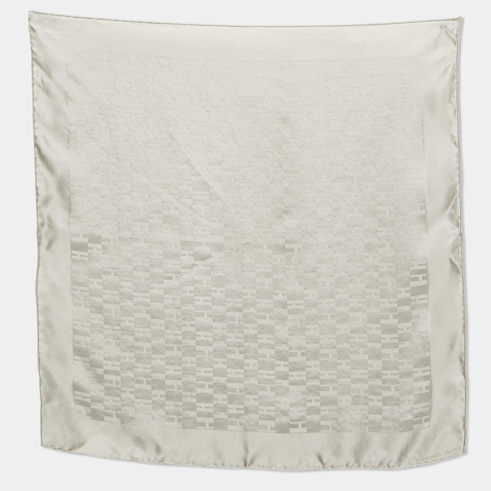 مملوكة مسبقًا Hermès Grey H Pattern Silk Scarf