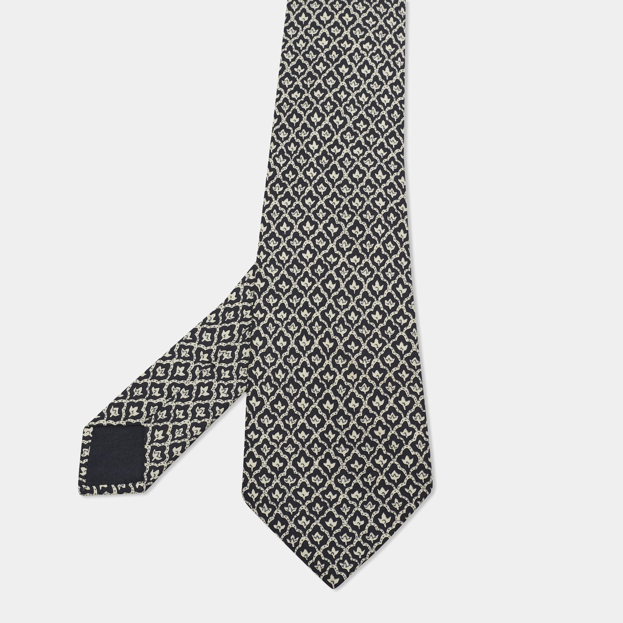 مملوكة مسبقًا Hermès Navy Blue/Beige Leaf Print Silk Classic Tie 