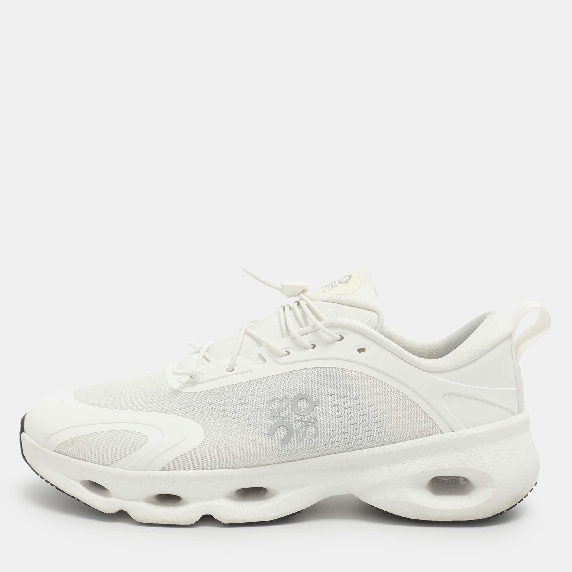 Pre Owned حذاء رياضي لويفي أون كلو د سولو قماش بطبقة بيضاء بمقاس 41