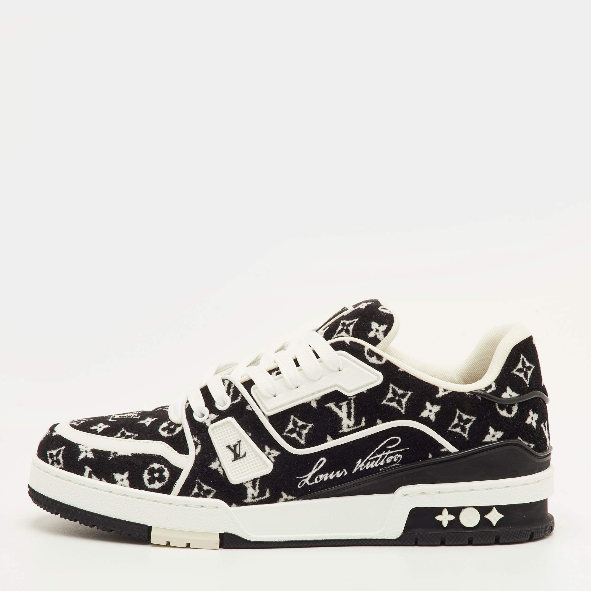مملوكة مسبقًا حذاء رياضي لويس فيتون LV ترينر جلد ومخمل مونوغرام أسود/أبيض مقاس 41