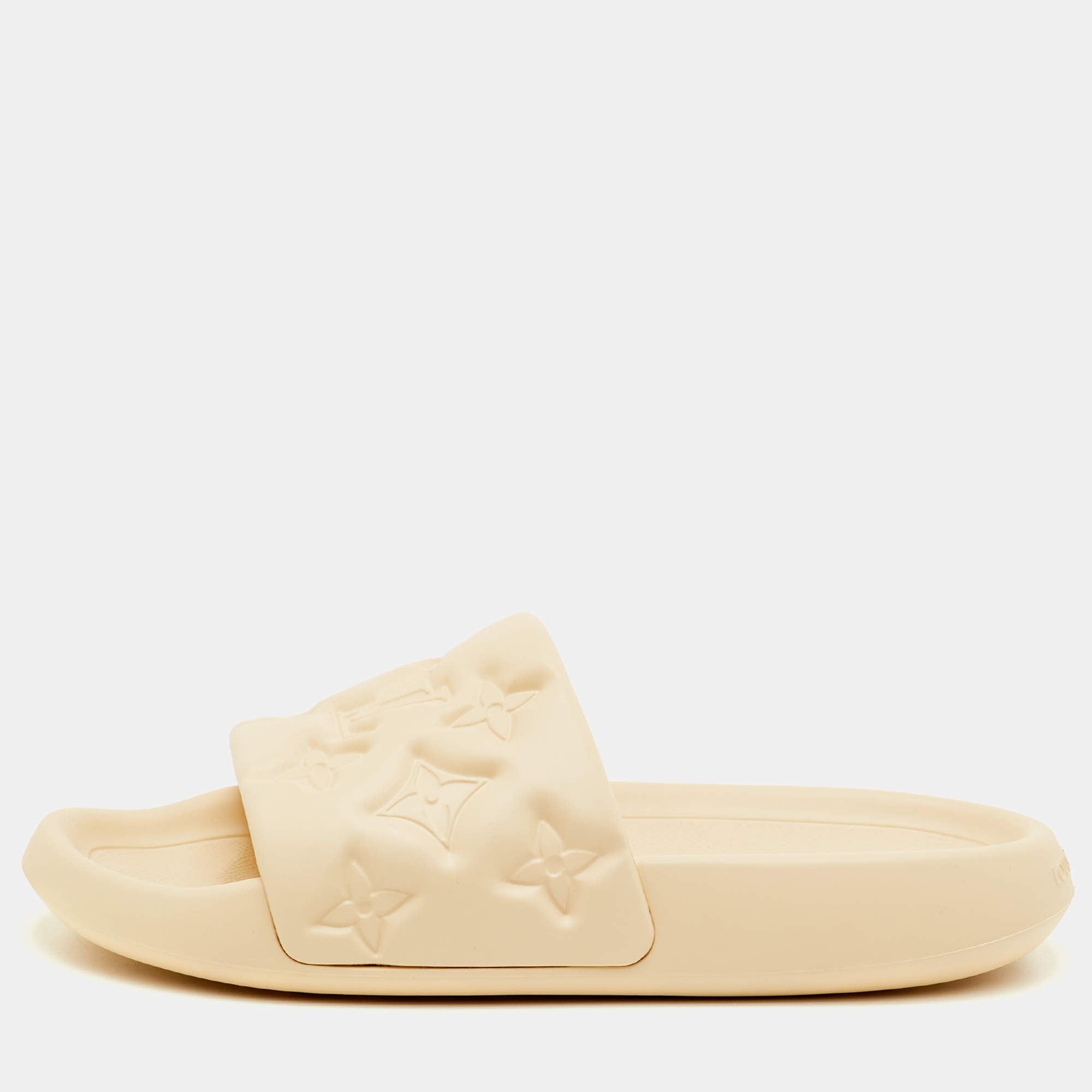 مملوكة مسبقًا صندل لوي فيتون مسبح مطاطي بشعار المونوغرام بلون كريمي مقاس 41