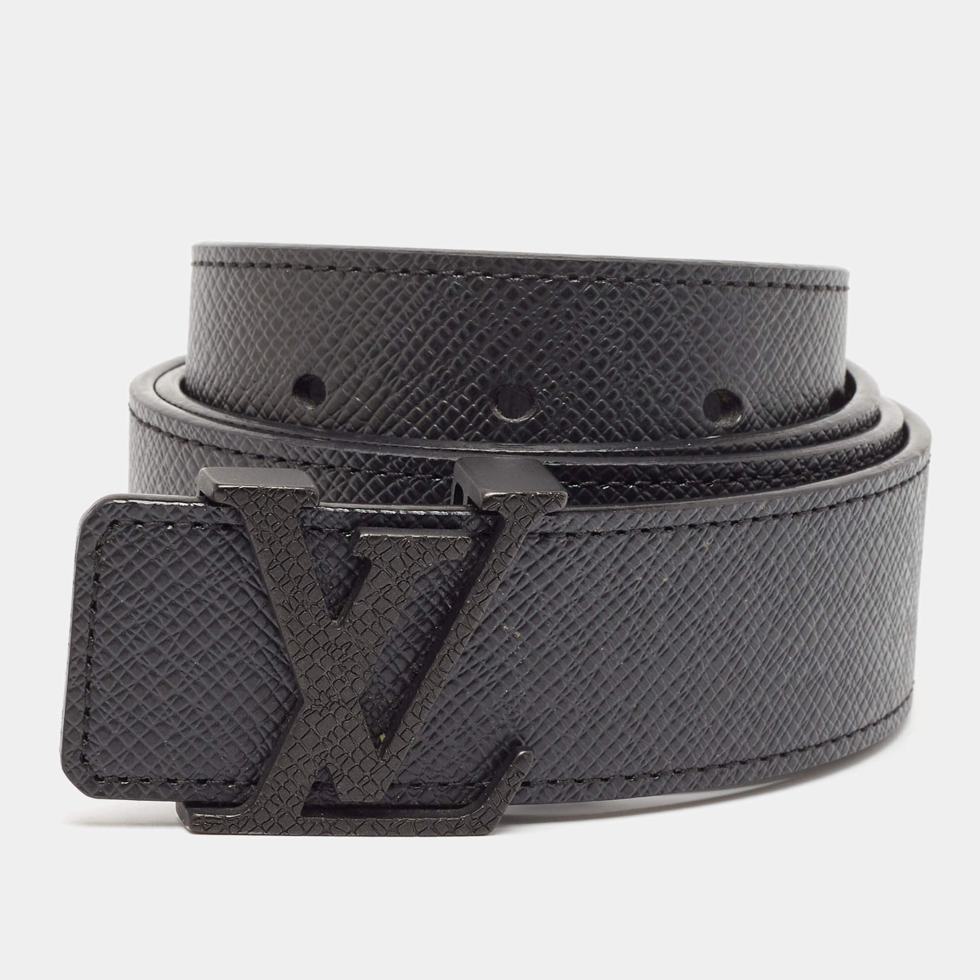 مملوكة مسبقًا Louis Vuitton Black Taiga Leather LV Initiales Belt 90CM