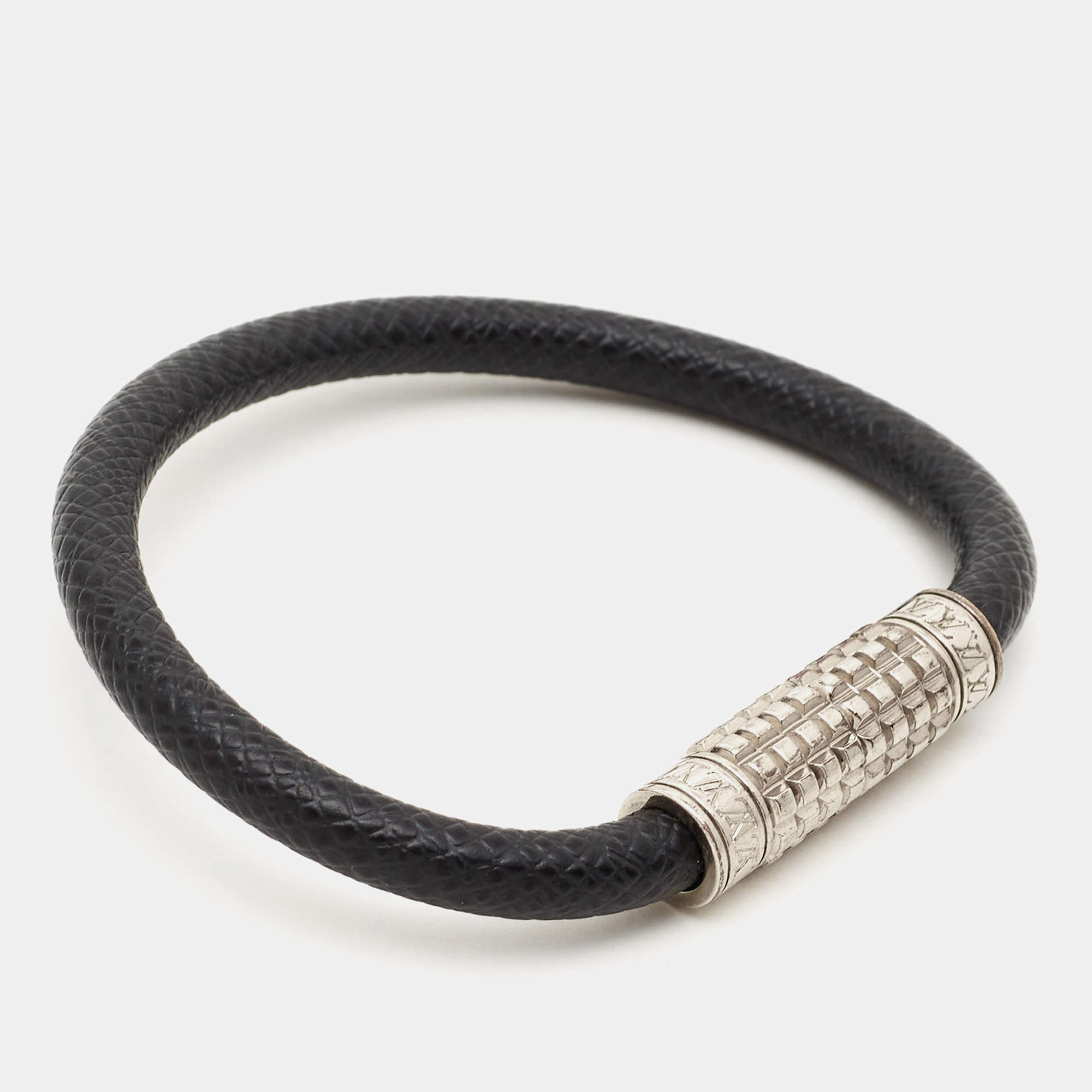 Louis Vuitton Black Taiga Digit Bracelet Silvery Leather Metal ref.430192 -  Joli Closet