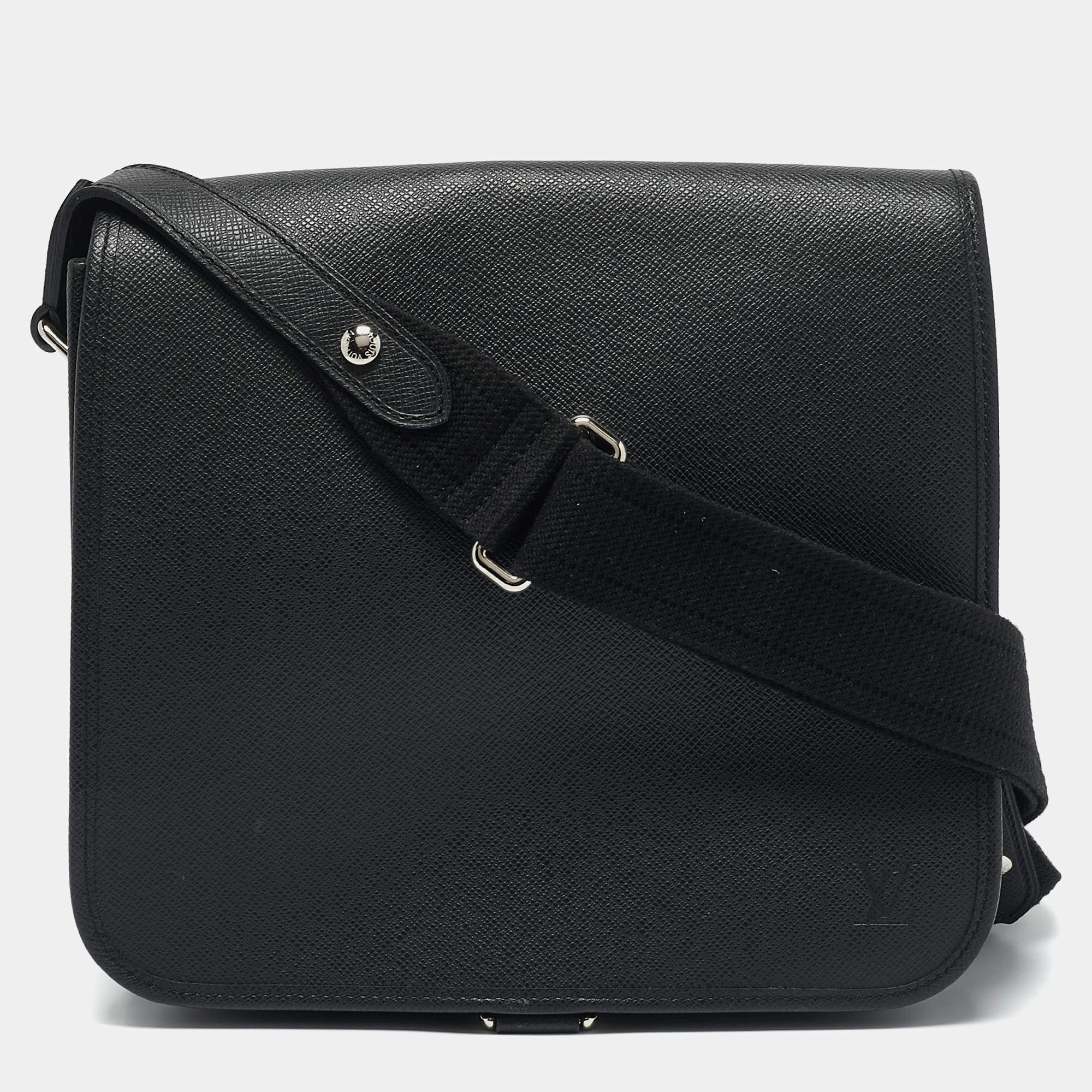 مملوكة مسبقًا Louis Vuitton Black Taiga Leather Andrei Messenger Bag