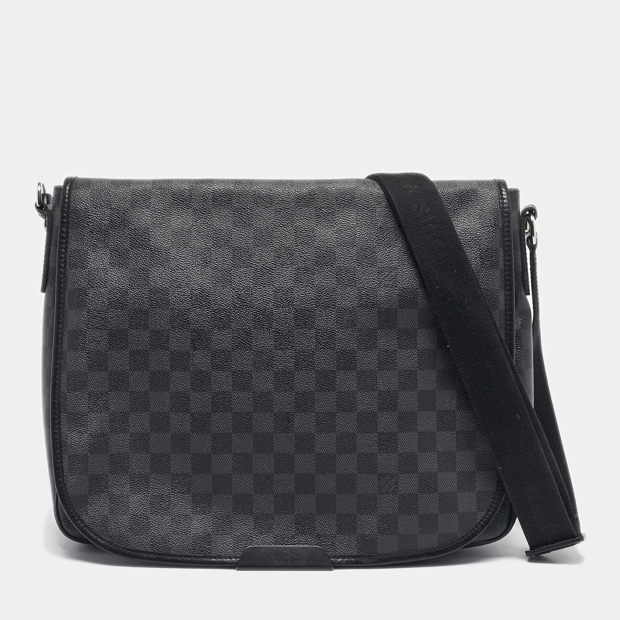 مملوكة مسبقًا Louis Vuitton Damier Graphite Canvas Daniel GM Messenger Bag