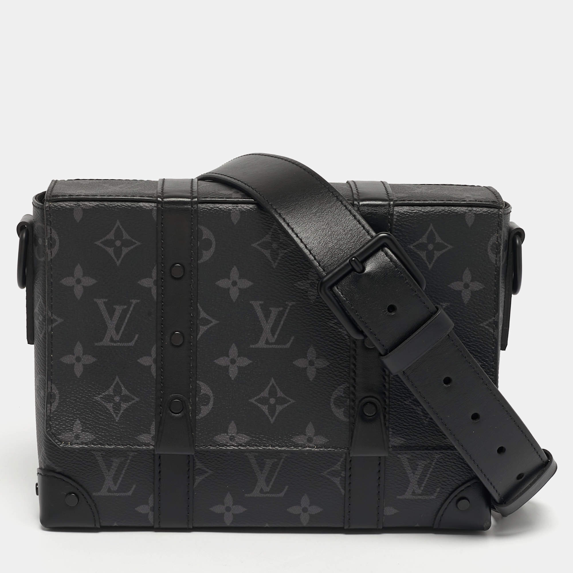 مملوكة مسبقًا Louis Vuitton Trunk Monogram Eclipse Canvas Messenger Bag