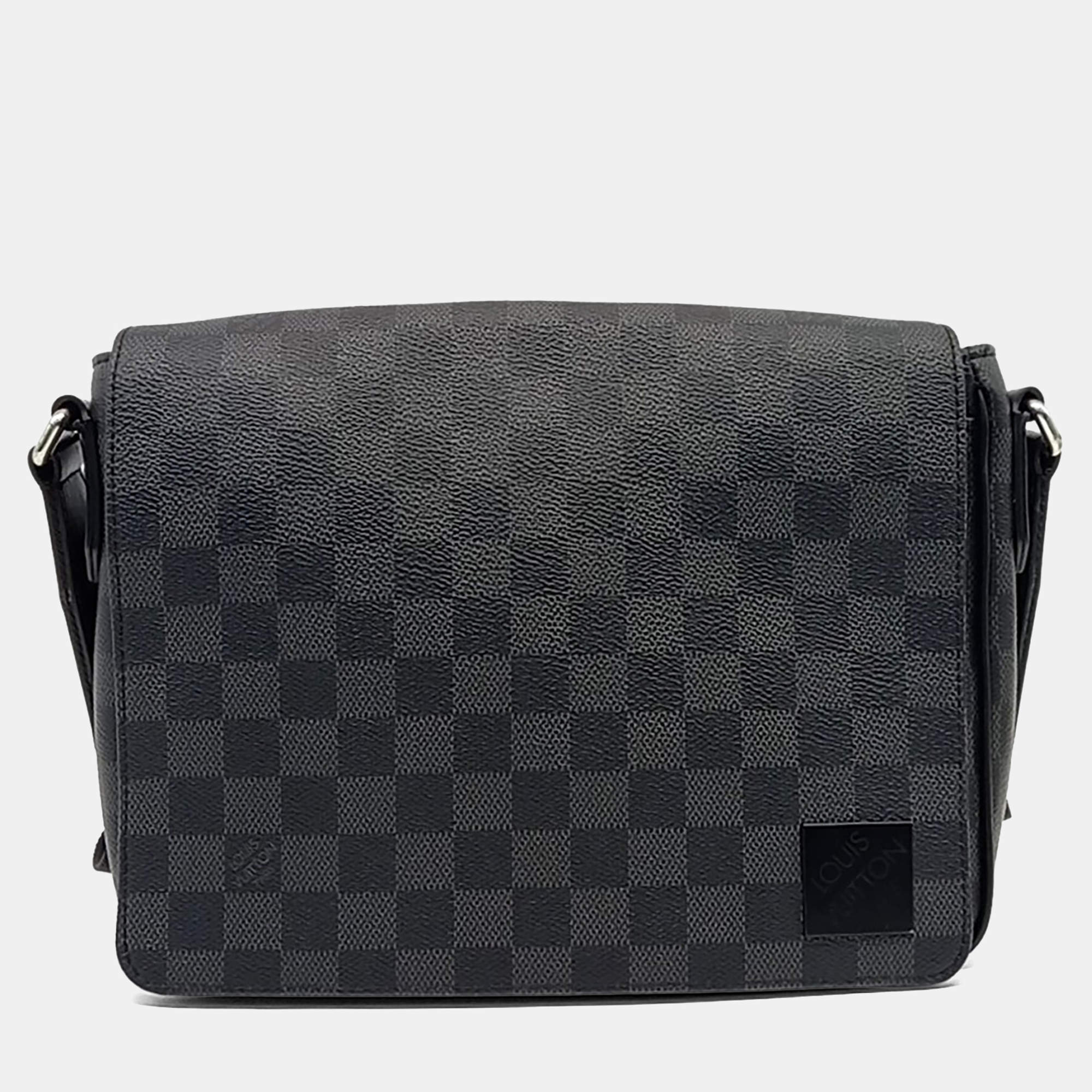 مملوكة مسبقًا Louis Vuitton Black Leather Graphite District PM
