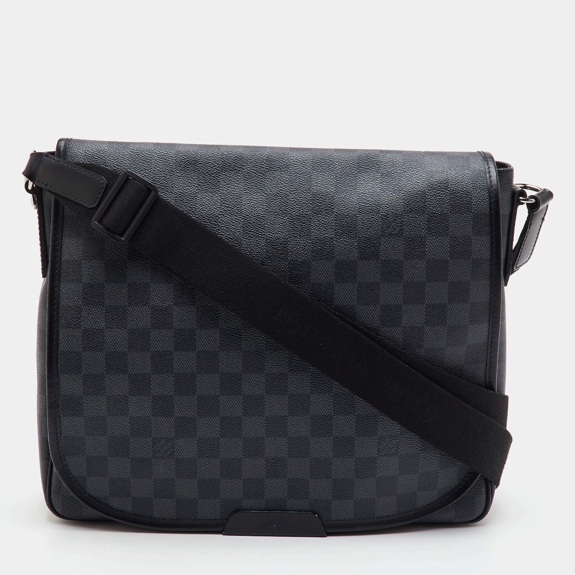 Pre Owned Louis Vuitton District MM Messenger Damier Graphite Canvas Bag