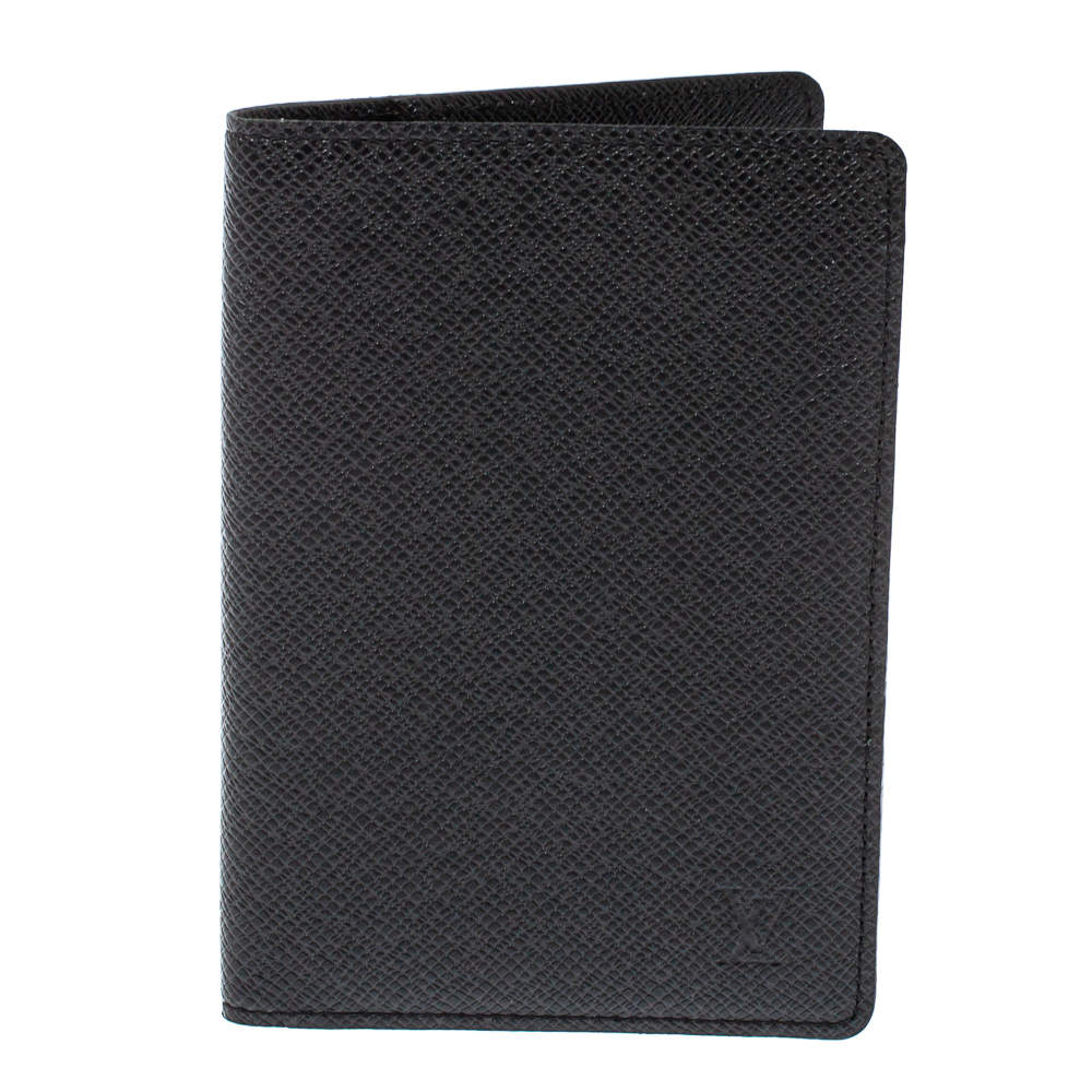 مملوكة مسبقًا Louis Vuitton Black Taiga Leather Passport Holder