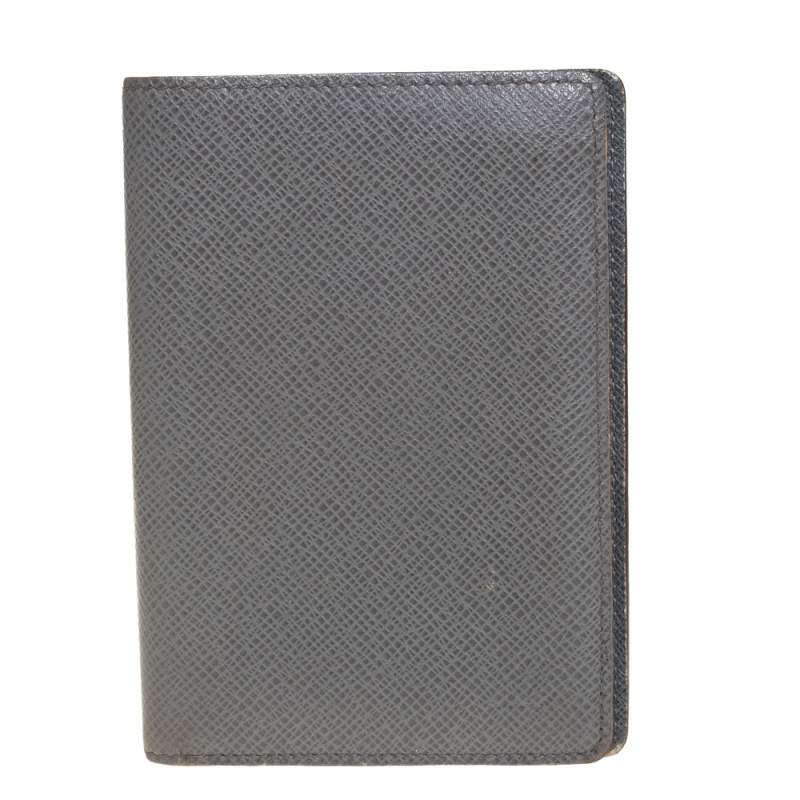 مملوكة مسبقًا Louis Vuitton Glacier Taiga Leather Passport Holder