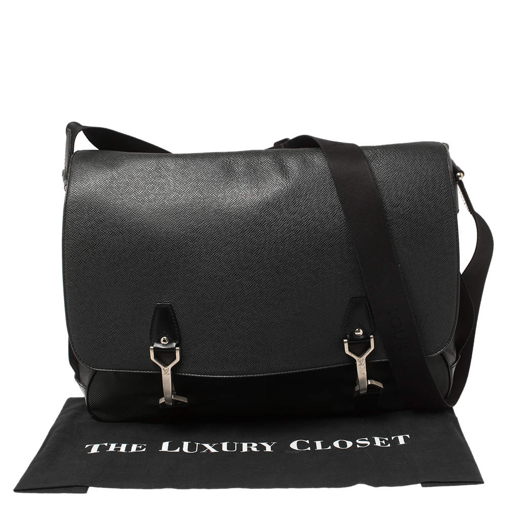 Louis Vuitton Black/Green Taiga Leather Dersou Messenger Bag Louis Vuitton  | The Luxury Closet