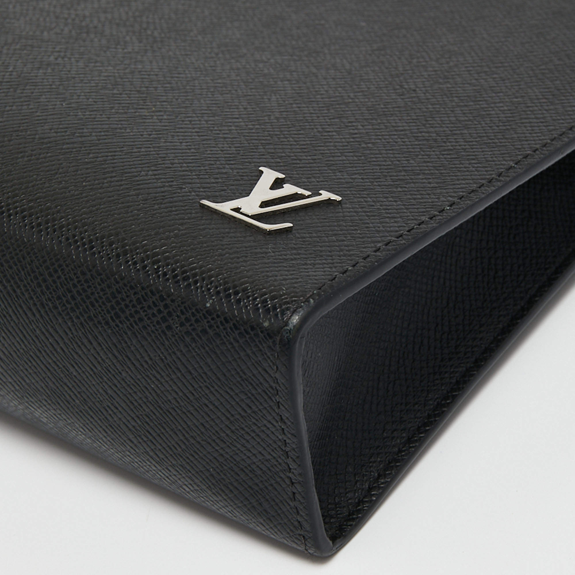 Louis Vuitton Black Taiga Pochette Voyage – Jadore Couture
