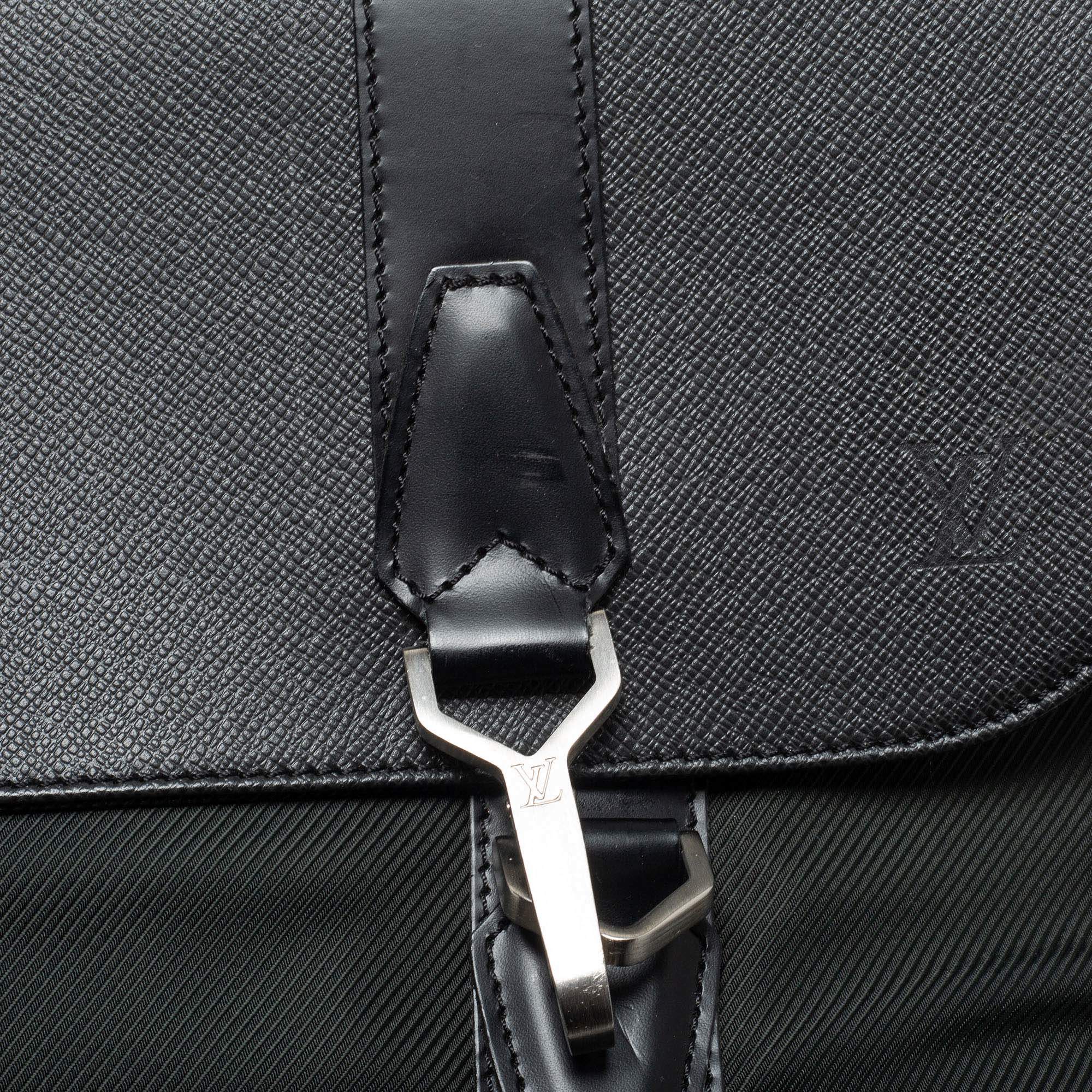 Louis Vuitton Noir/Vert Taiga Portable Gibeciere Garment Travel