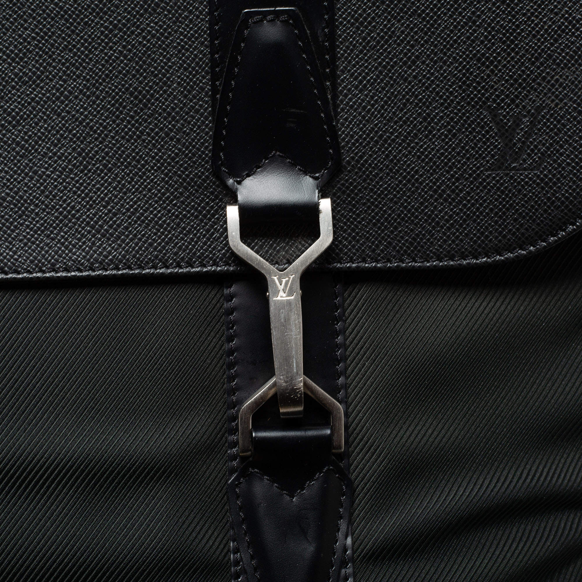 Louis Vuitton Taïga Gibeciere Garment Carrier w/ Strap - Black