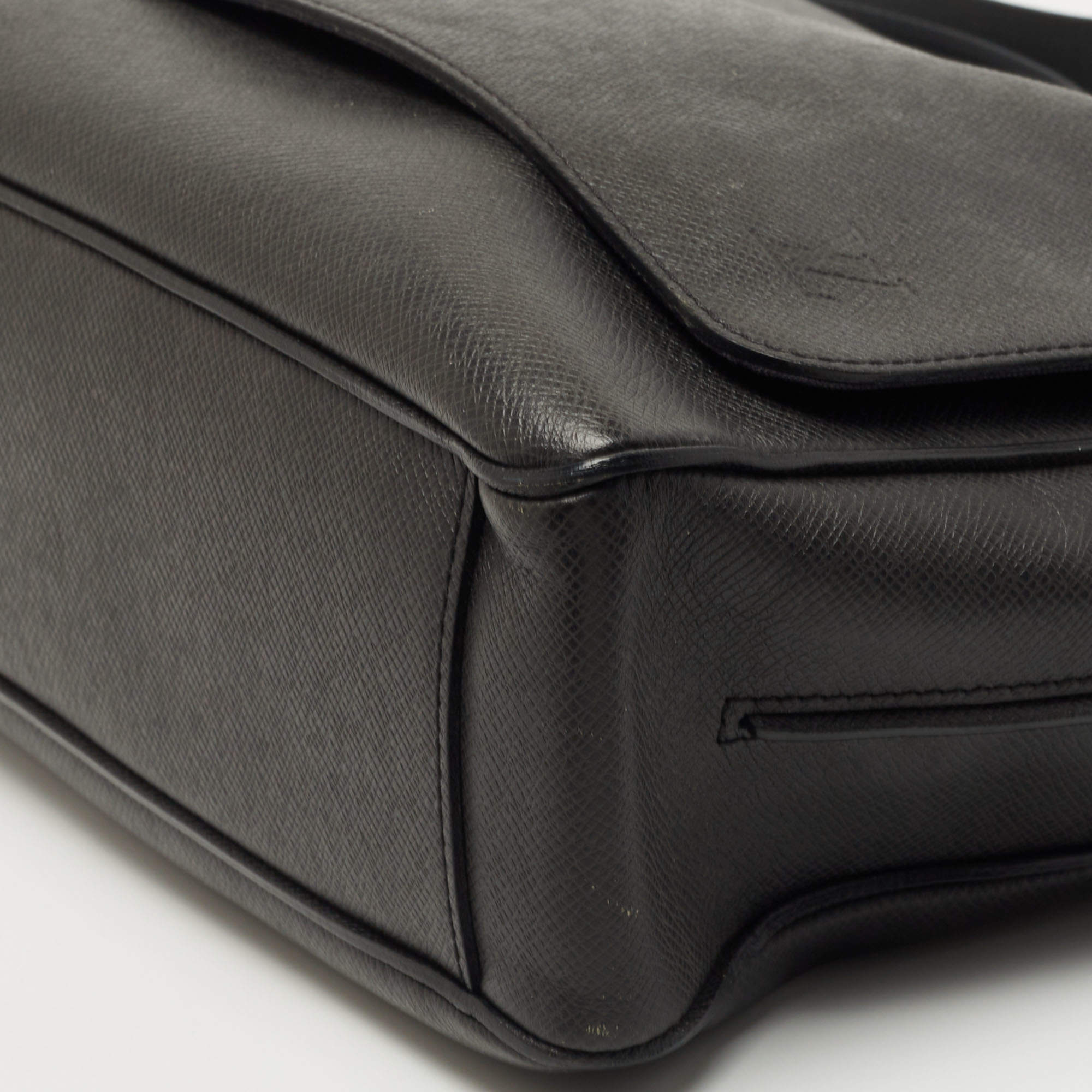 Louis Vuitton Münzmappe Black Taiga Leather ref.564278 - Joli Closet