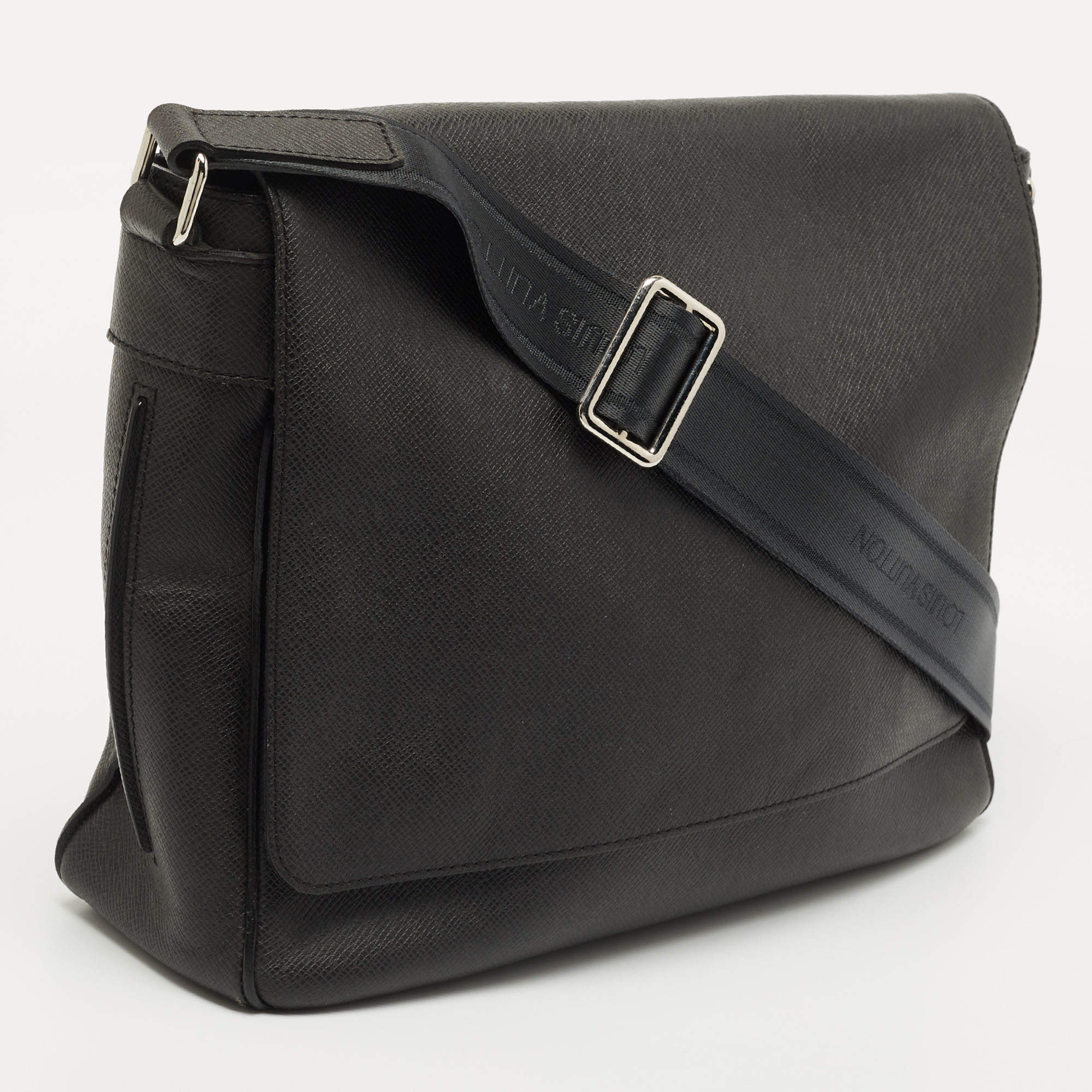 Louis Vuitton Roman MM Taiga Messenger Bag Black Leather W12.59
