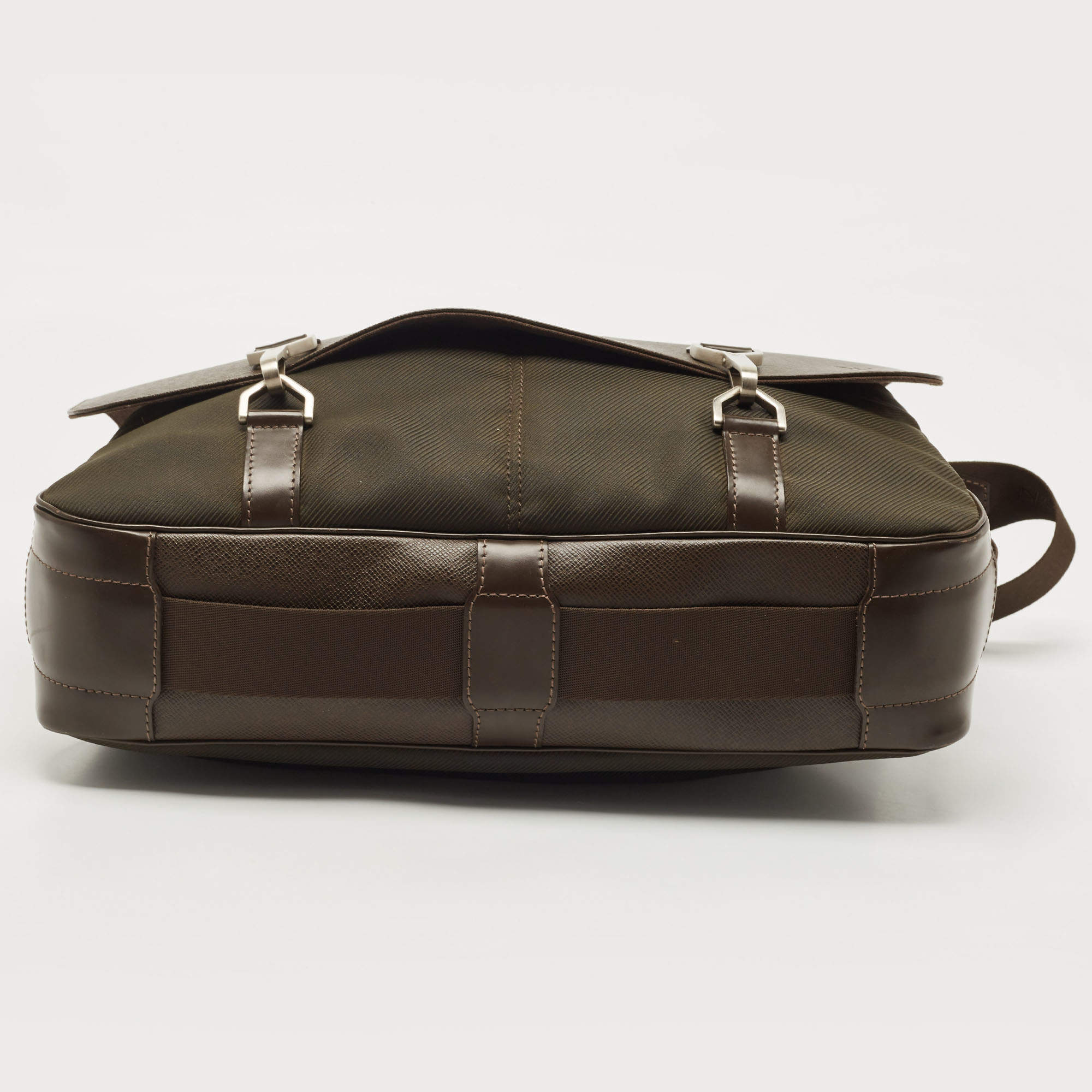 Louis Vuitton Taiga Dersou Messenger - Green Messenger Bags, Bags -  LOU131773