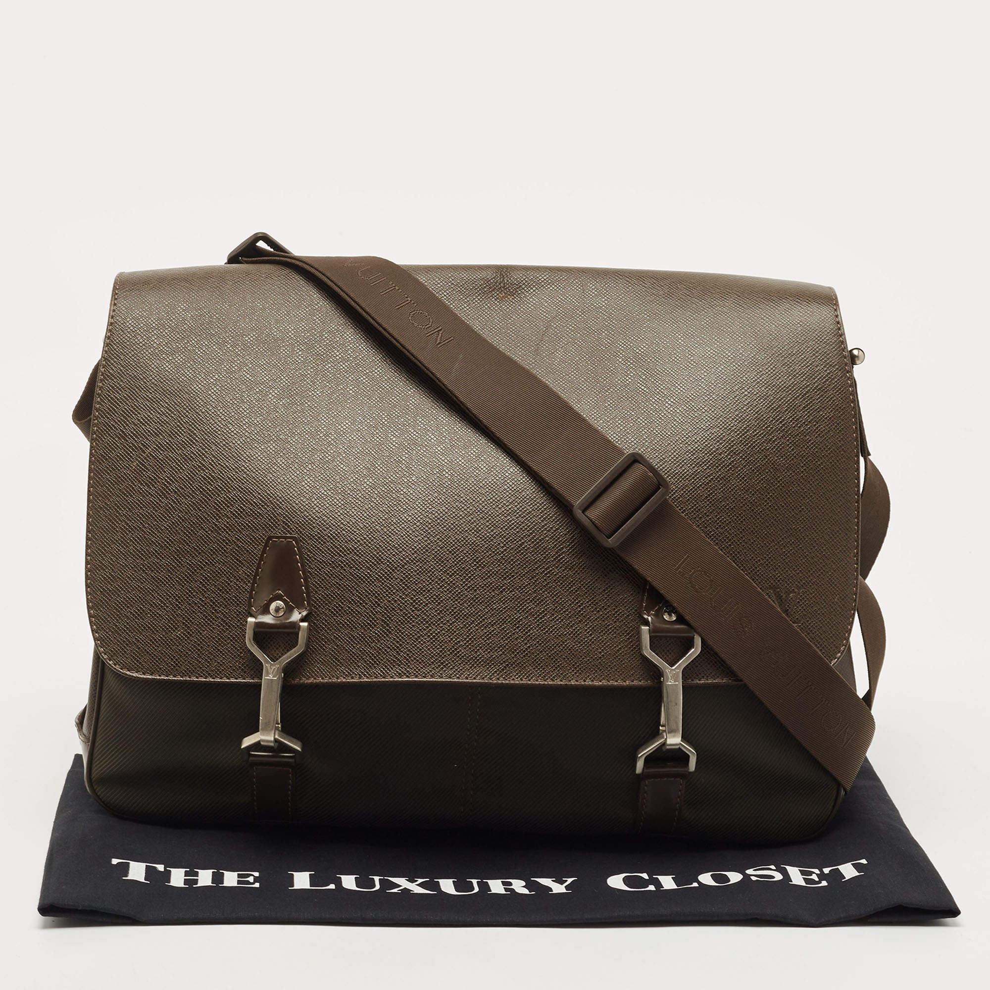 Louis Vuitton Black Taiga Leather Dersou Messenger Bag - Yoogi's