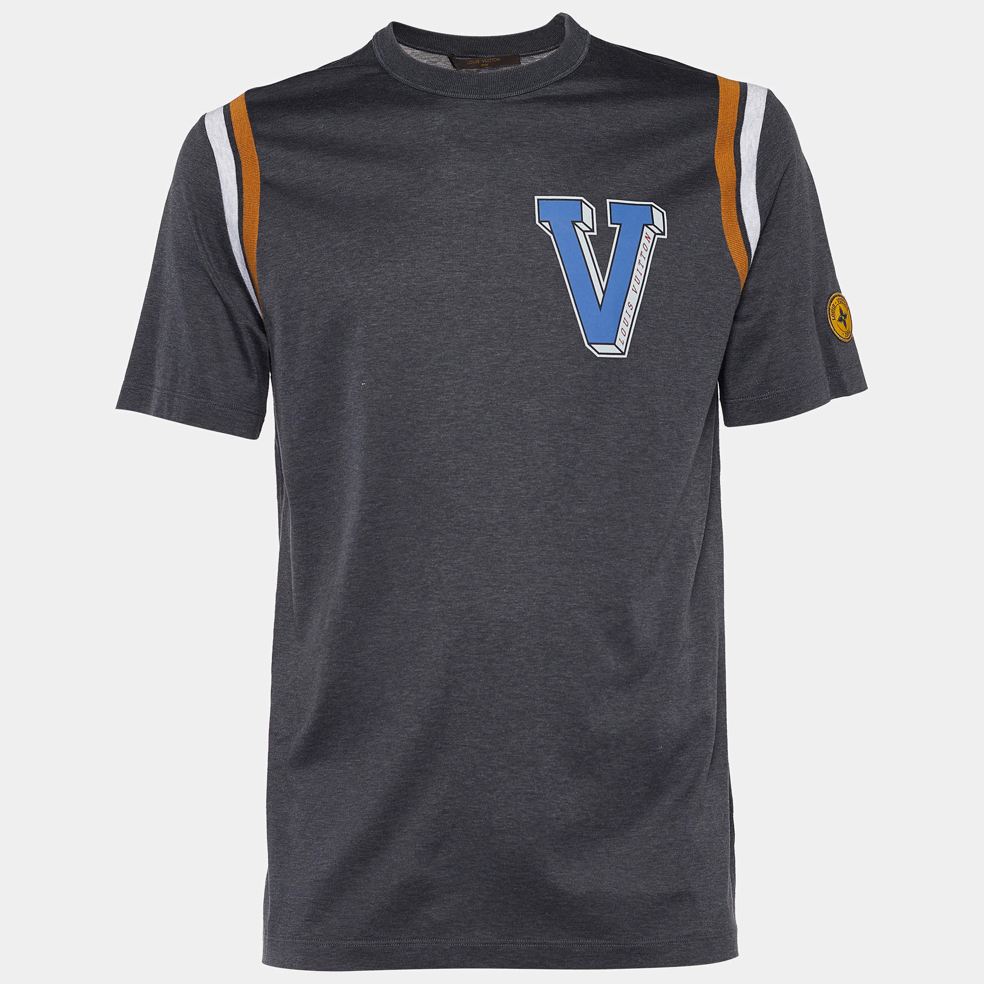 مملوكة مسبقًا تي شيرت لوي فيتون قطن رصاصي نقشة فارسيتي بادج متابين مقاس كبير