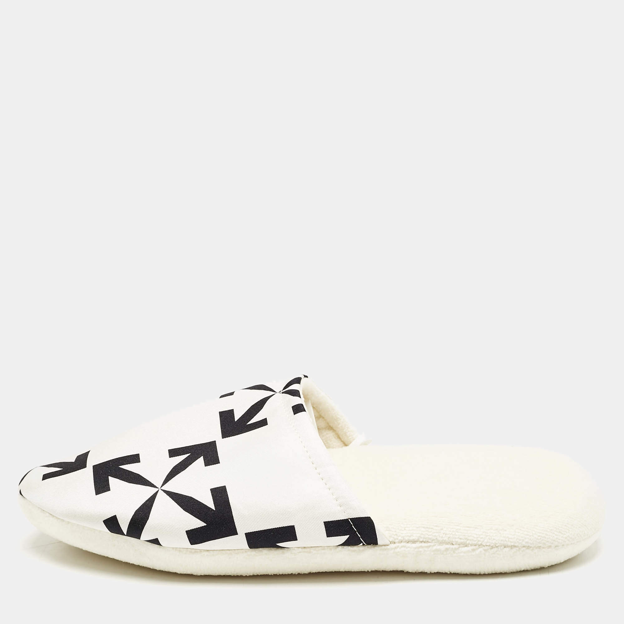 Off-White White/Black Arrow Pattern Fabric Slippers Size L/XL