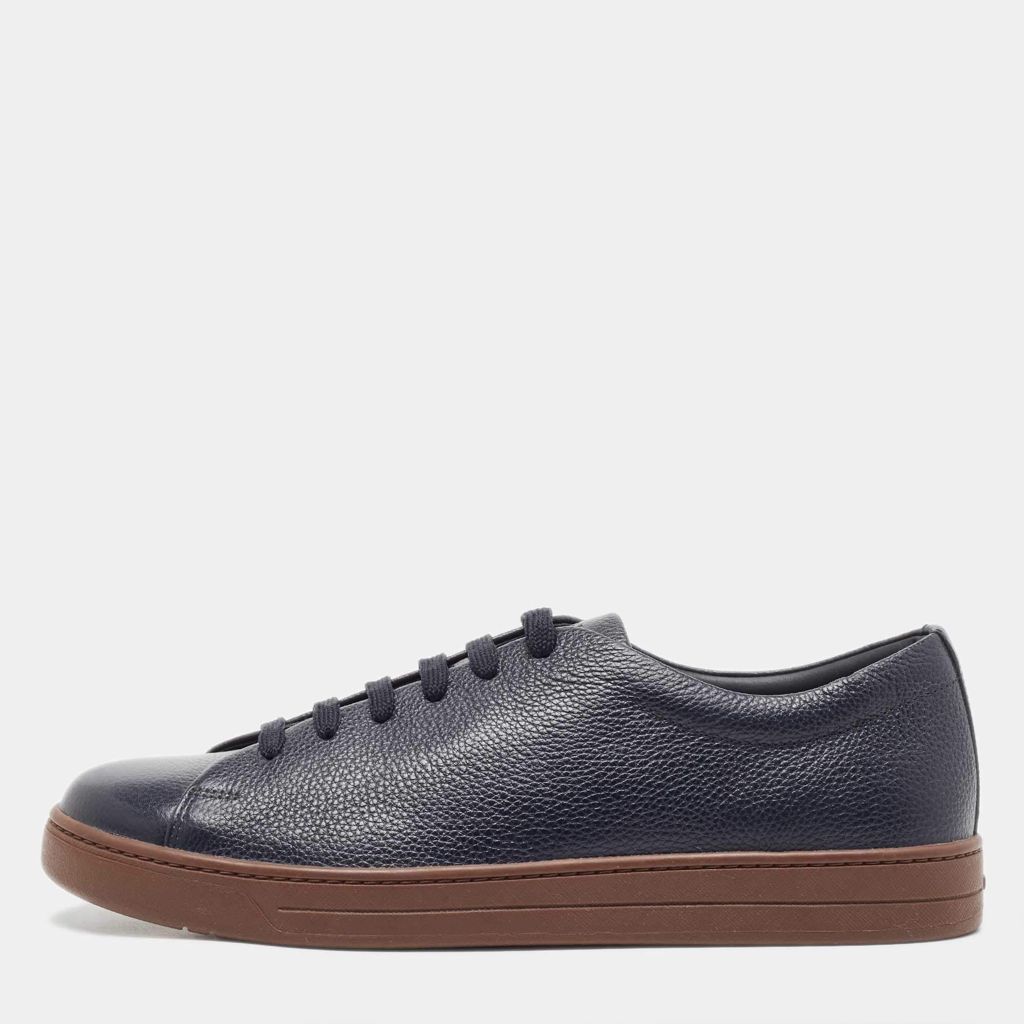مملوكة مسبقًا Prada Navy Blue Leather Low Top Sneakers Size 42