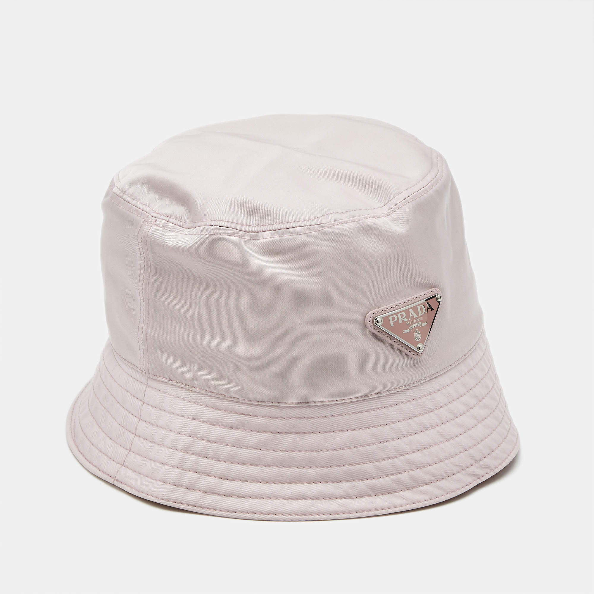 Pre Owned قبعة دلو نايلون معاد تدويره بشعار مثلث باللون الوردي من برادا بحجم صغير