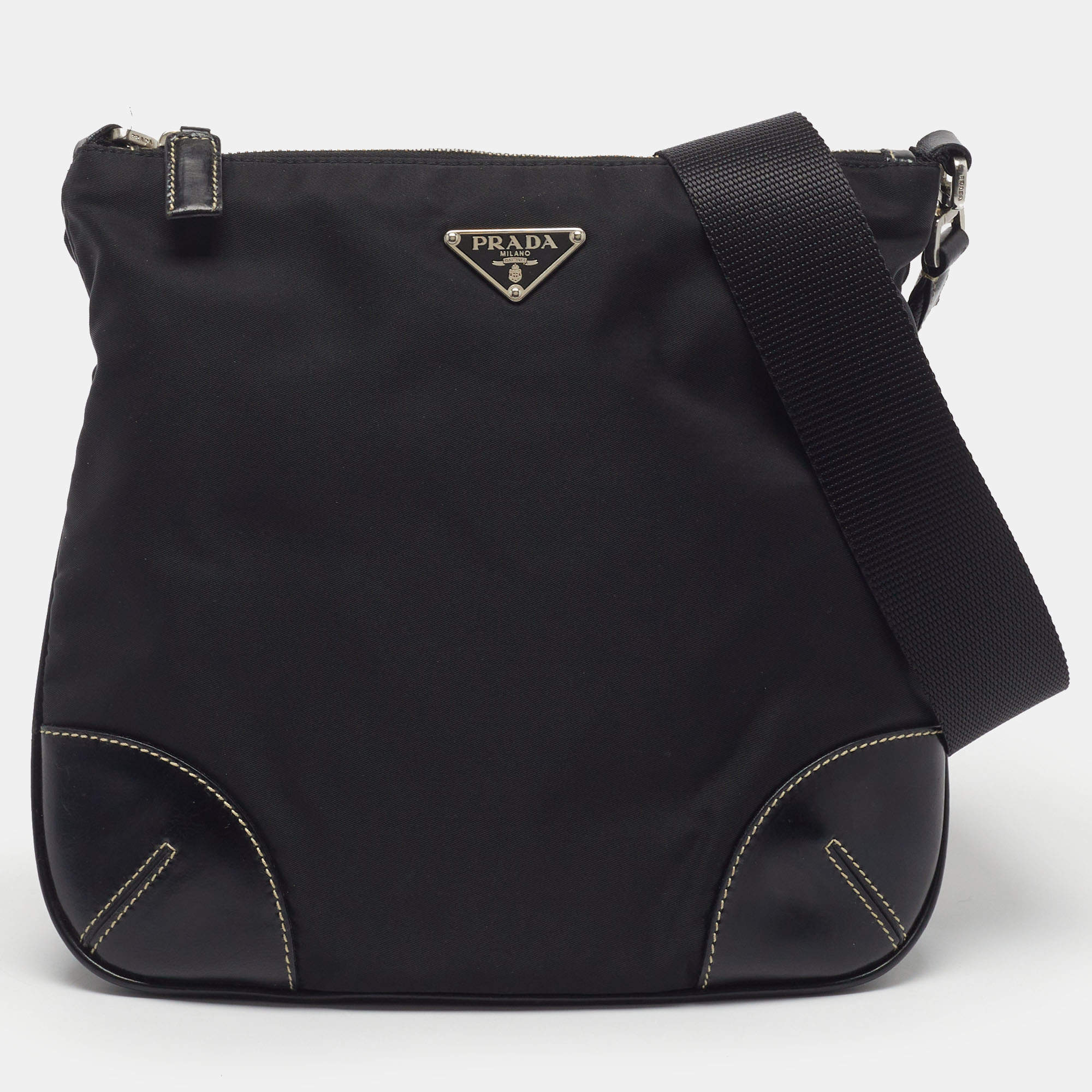 مملوكة مسبقًا Prada Triangle Logo Black Leather and Nylon Messenger Bag