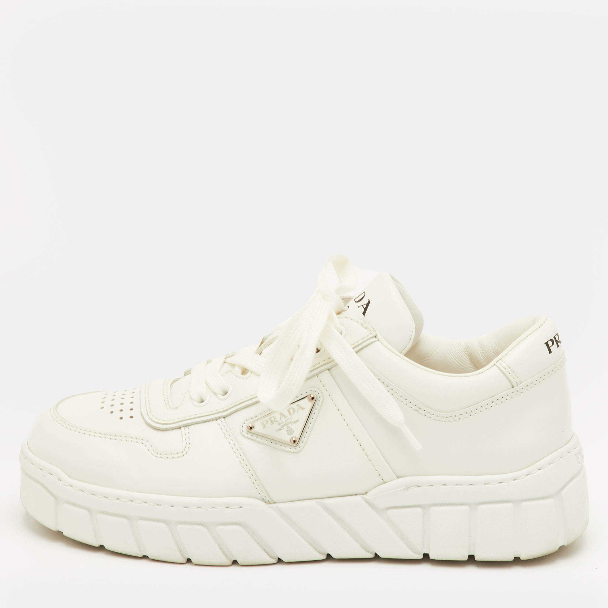 مملوكة مسبقًا Prada Size 41.5 White Leather Low Top Sneakers