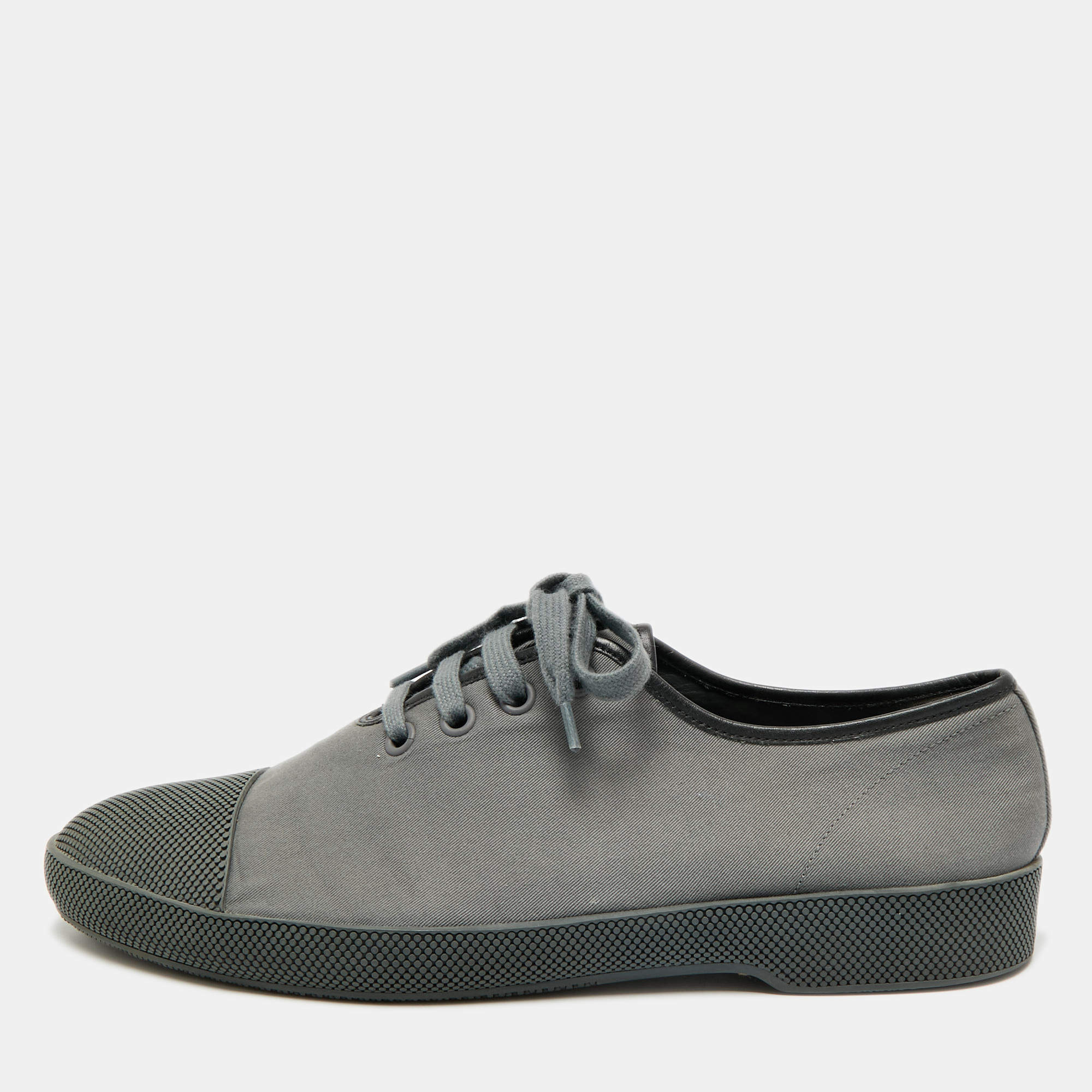 مملوكة مسبقًا Prada Size 44 Grey Canvas and Rubber Lace Up Sneakers