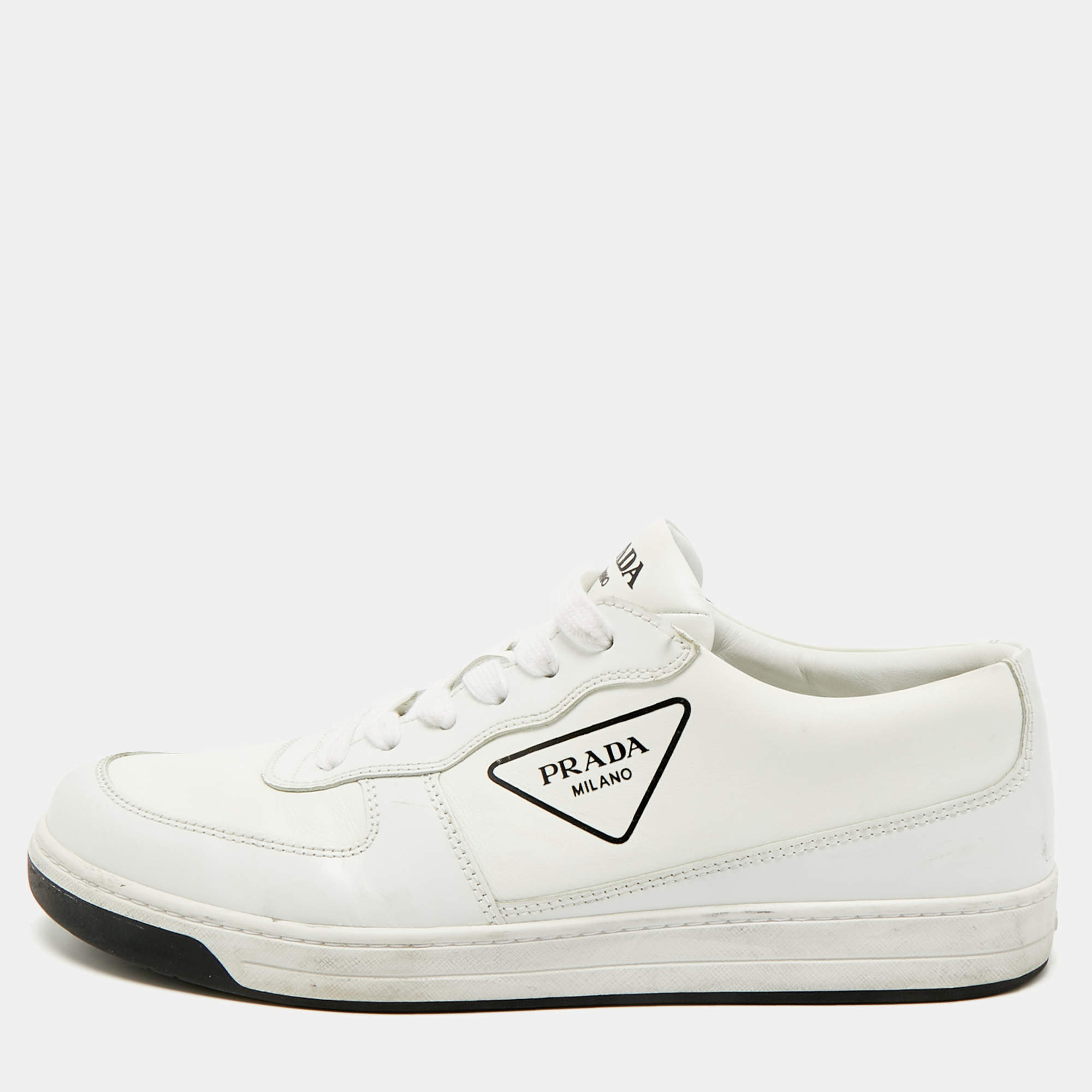 مملوكة مسبقًا حذاء رياضي برادا جلد أبيض بحافة منخفضة مقاس 43