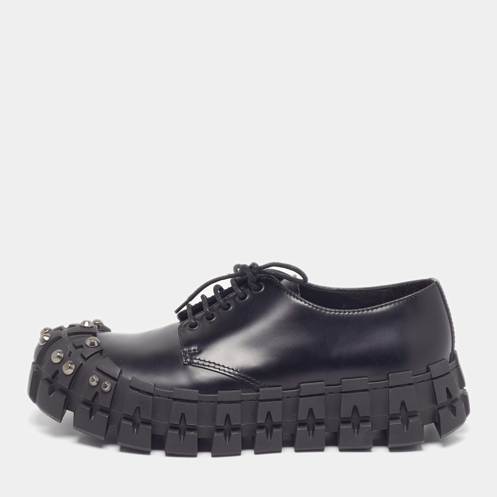 مملوكة مسبقًا Prada Chunky Wheel Lug Size 42 Black Leather Studded Low Top Sneakers