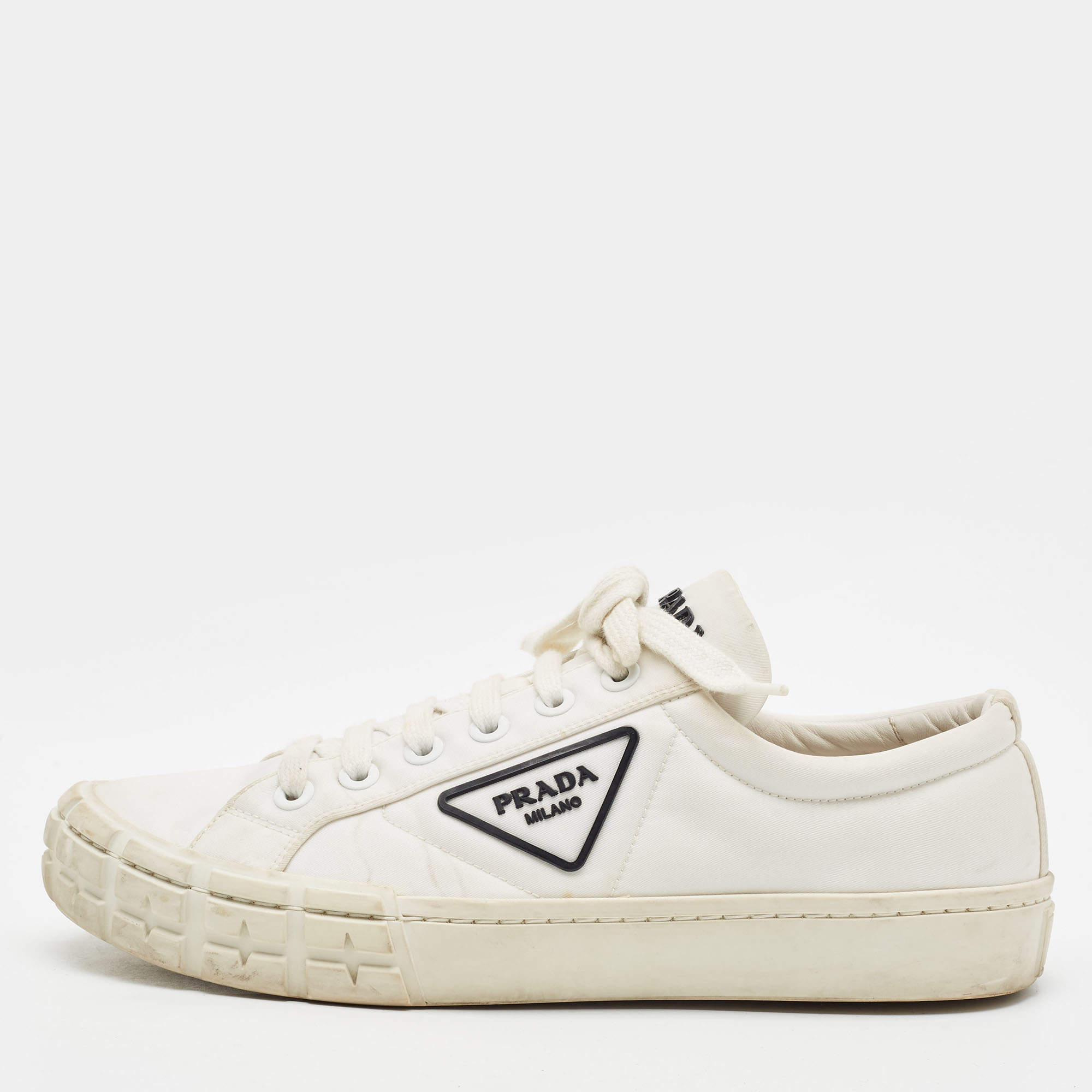 مملوكة مسبقًا Prada Wheel Cassetta Size 42 White Nylon Low Top Sneakers