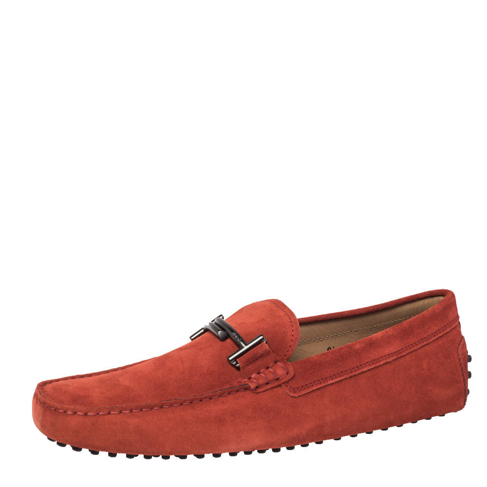 حذاء لوفرز تودز سويدي أحمر سليب أون مزين حرف تي مزدوج مقاس 44