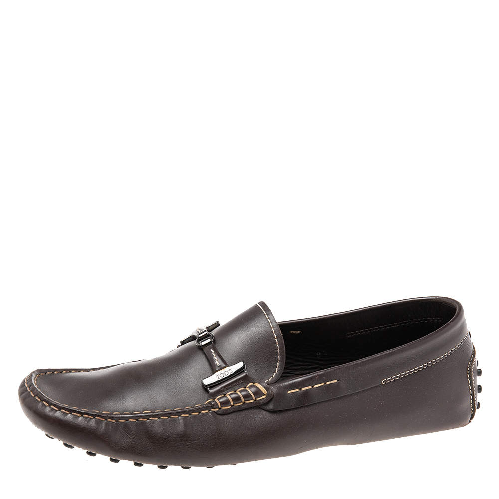 مملوكة مسبقًا حذاء لوفرز تودز جلد بني داكن سير بيني سليب أون مزين شعار الماركة حرف تي مزدوج مقاس 42.5