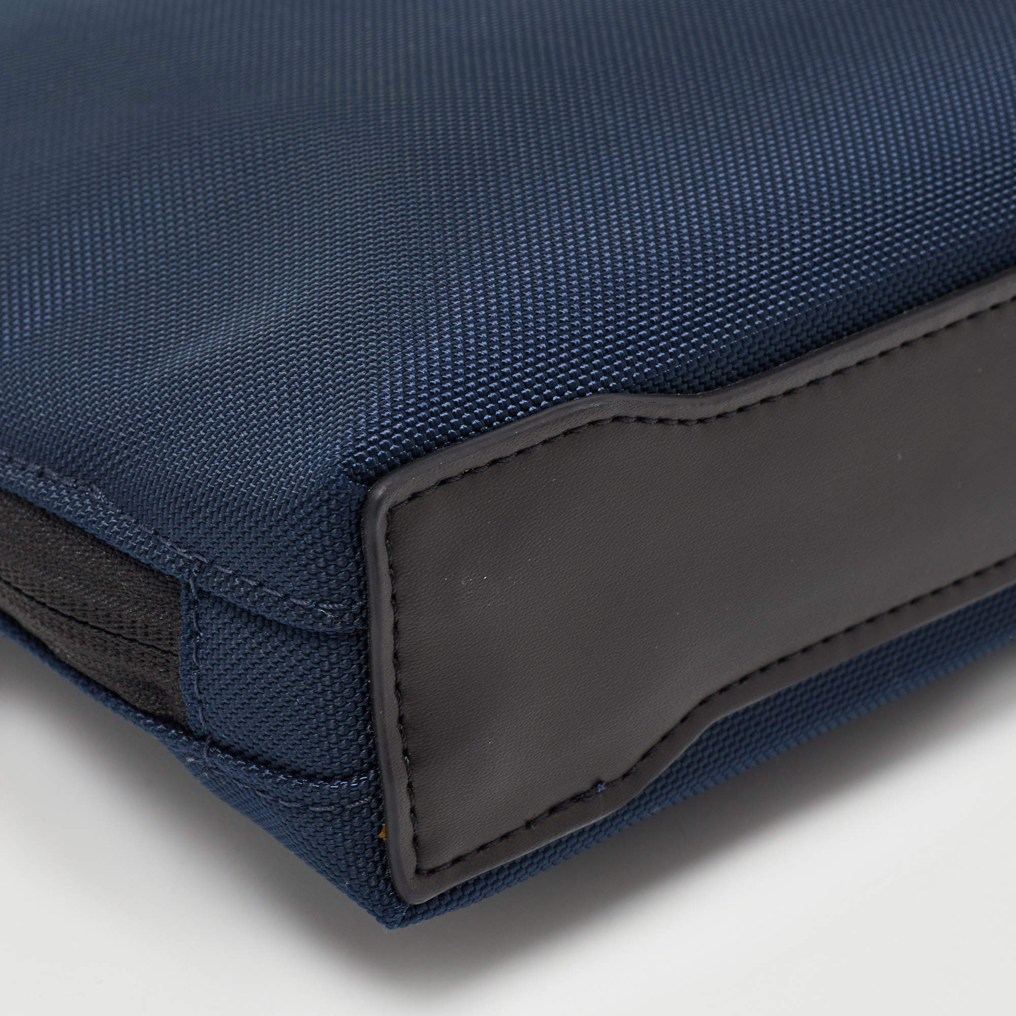 Drástico superficie propiedad TUMI Navy Blue/Black Nylon and Leather Arrive Owen Crossbody Bag TUMI | TLC
