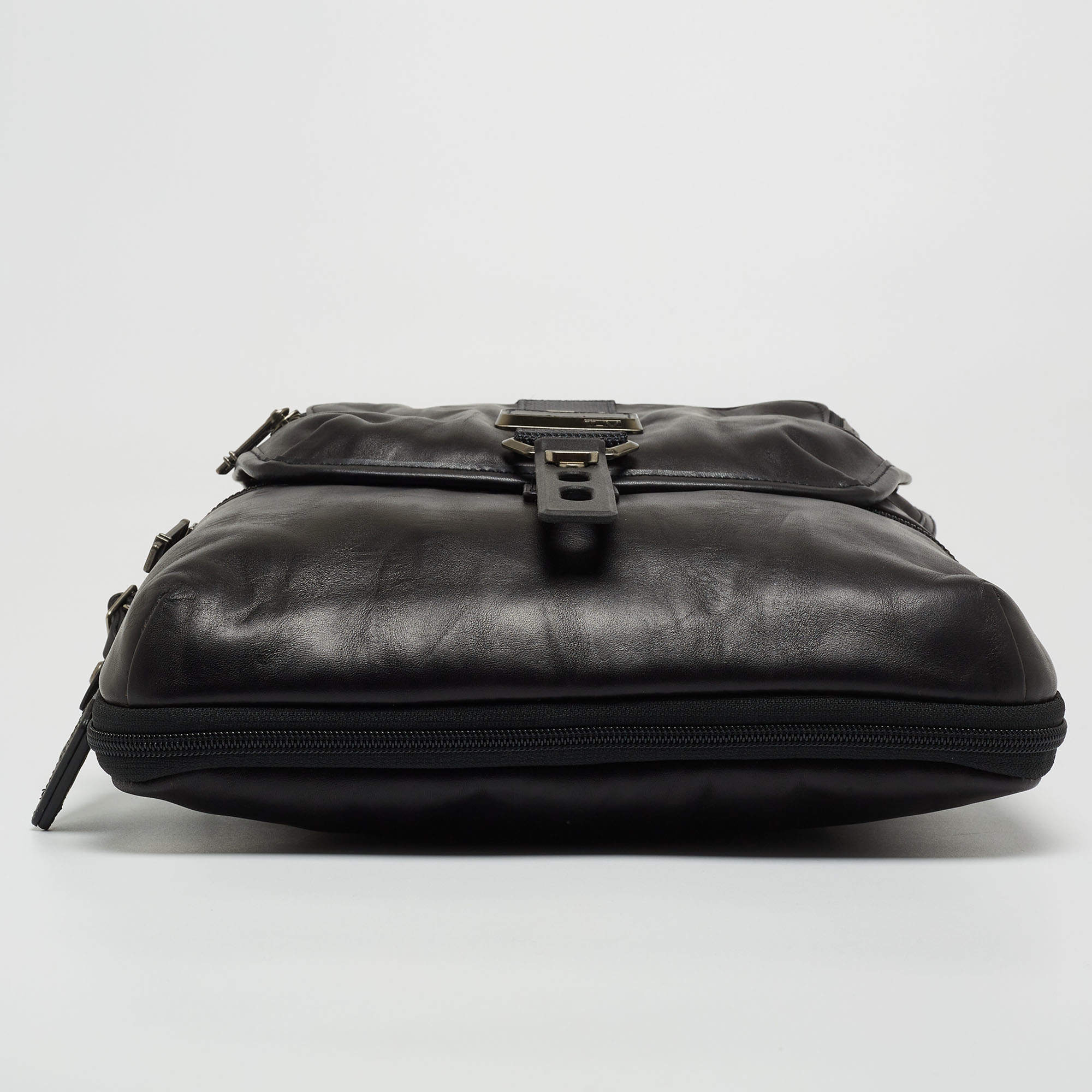 Tumi Alpha Bravo Black Messenger Bag (022306HKH) : Tumi: : Fashion