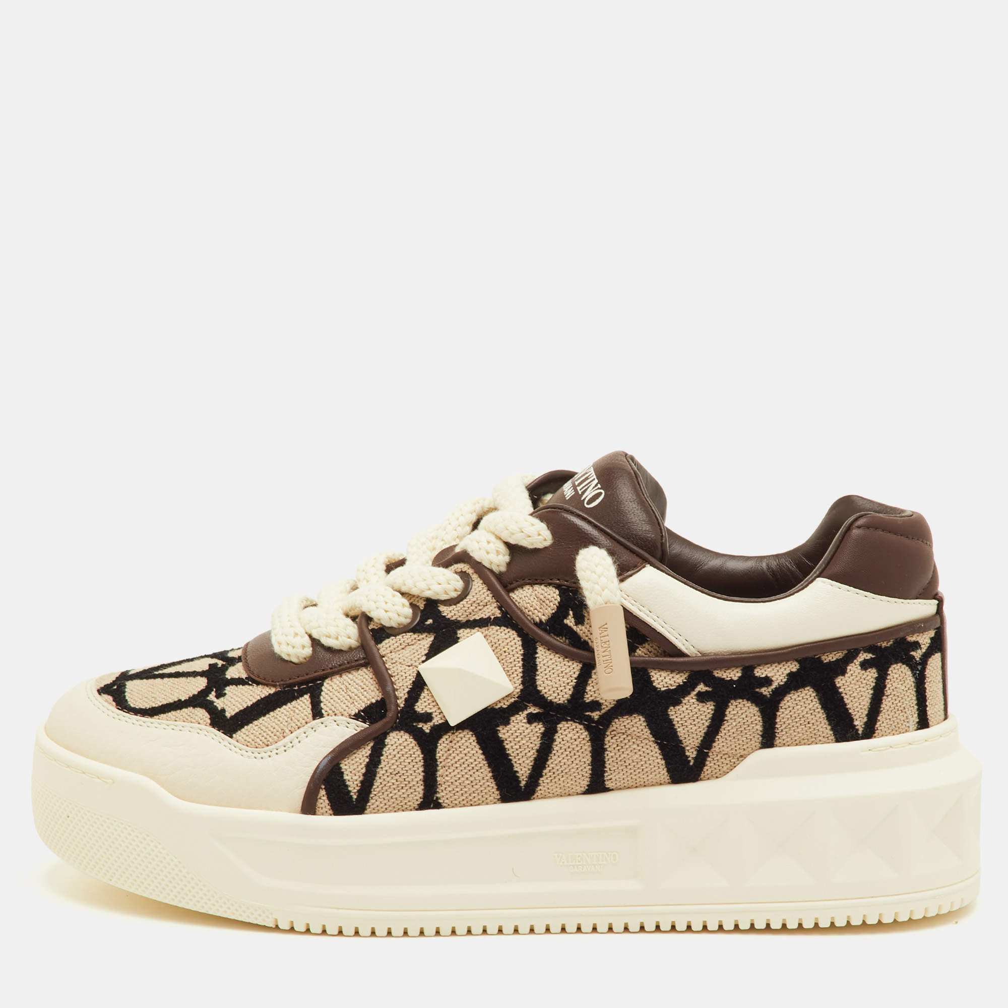 مملوكة مسبقًا Valentino One Stud XL Size 41.5 Light Brown/White Toile Iconographe Jacquard and Leather Sneakers