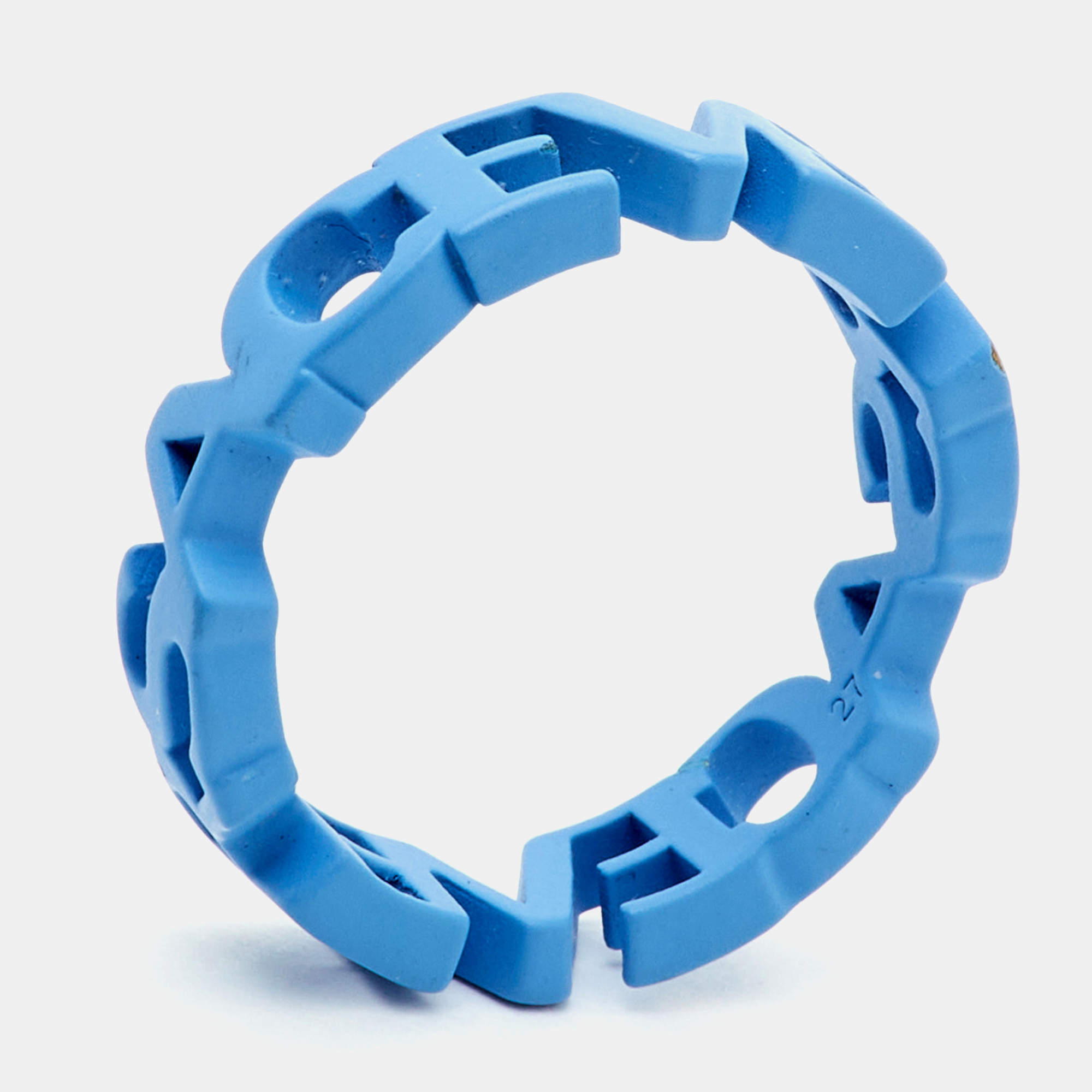 مملوكة مسبقًا Versace Blue Acrylic Logo Cut-Out Band Ring Size 68