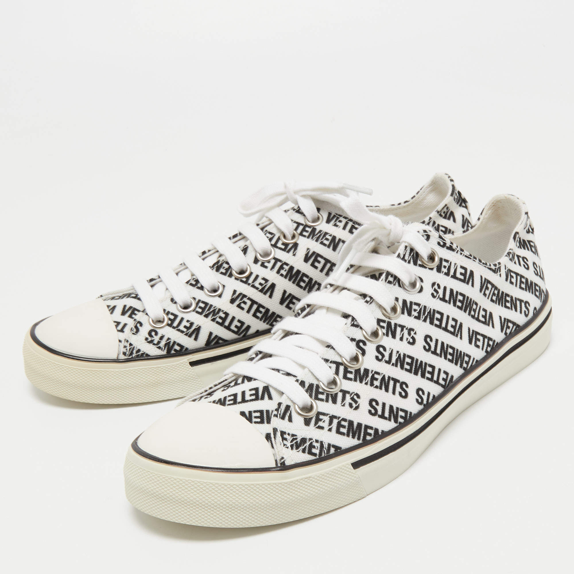 VETEMENTS graffiti low top sneaker 41 | www.jarussi.com.br