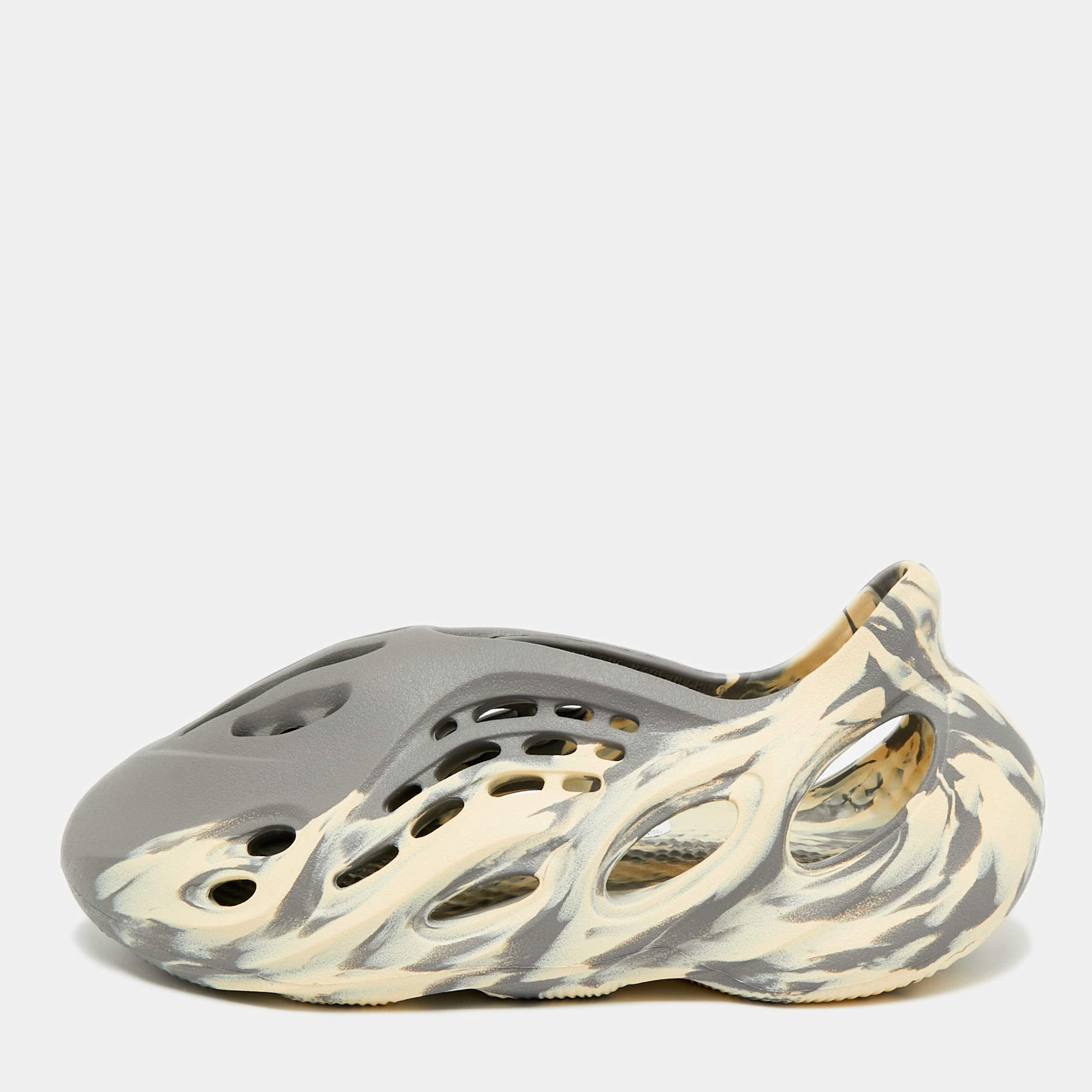 مملوكة مسبقًا Yeezy x Adidas Foam RNR MXT Moon Gray Size 42 Grey/Beige Rubber Slip On Sneakers