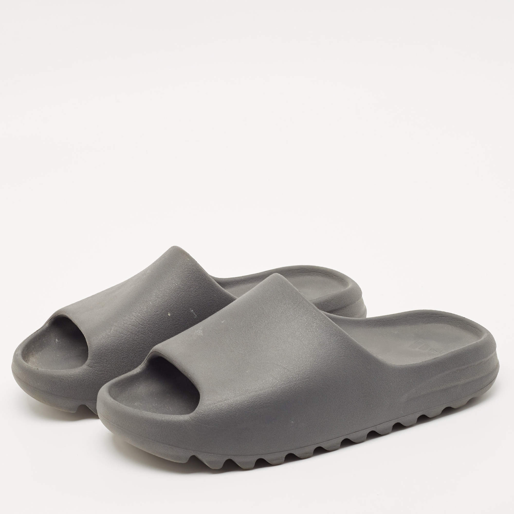 YEEZY SLIDES: スレートグレイ Yeezy x Adidas Grey Rubber Onyx Slides Size 44.5 Yeezy x