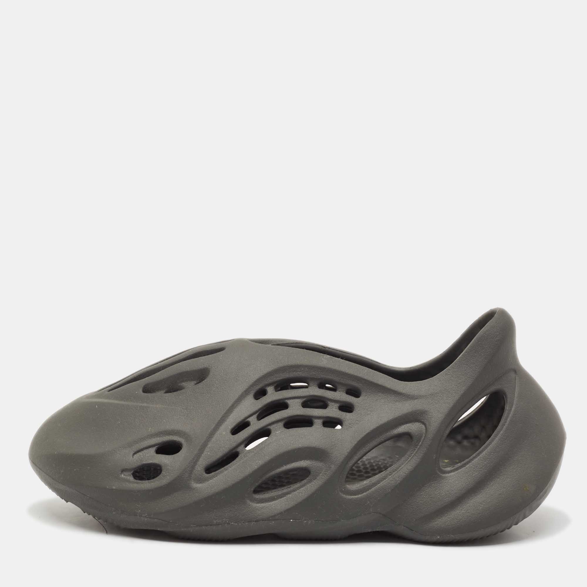 Pre Owned Yeezy x Adidas Grey Rubber Foam RNR Carbon Sneakers Size 43