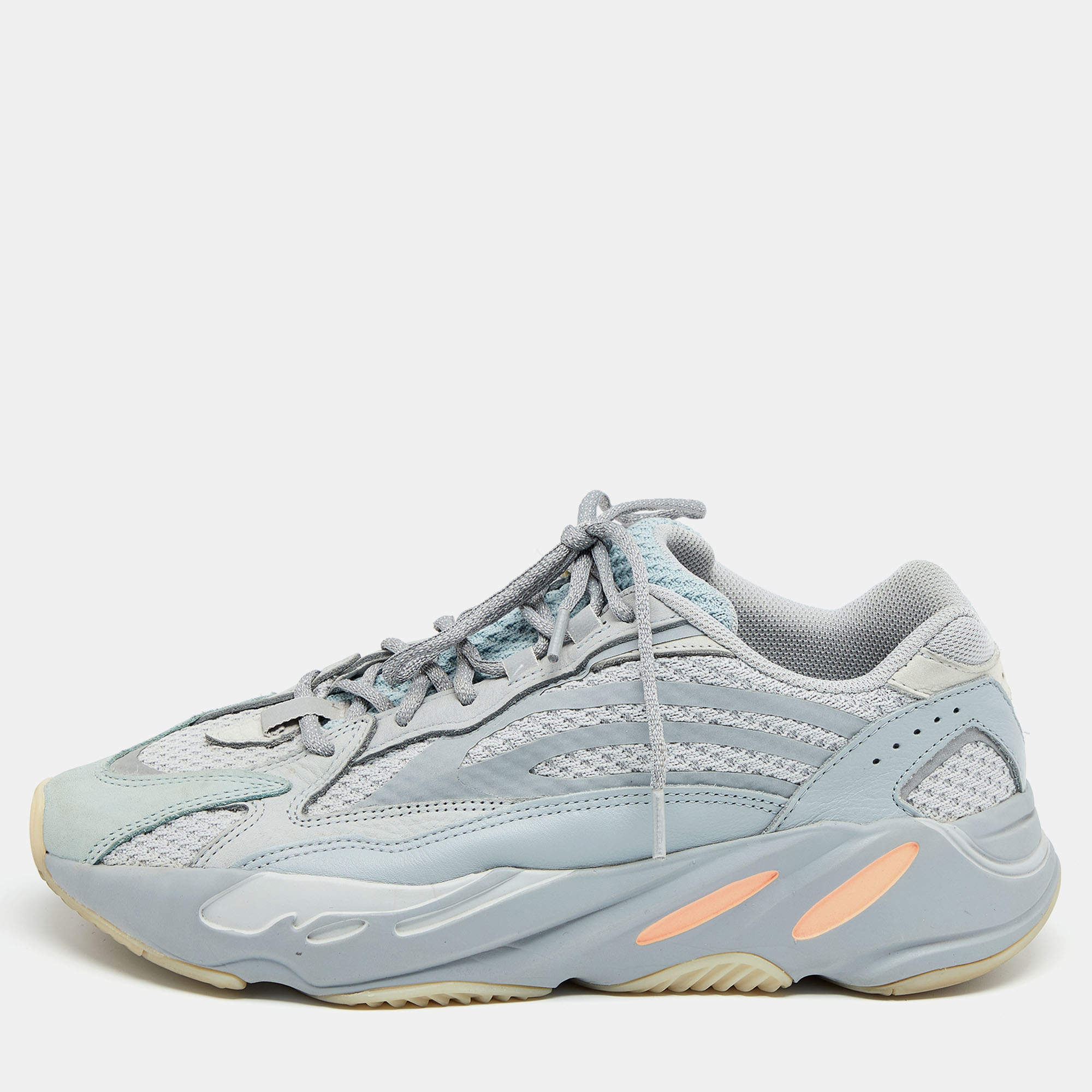 مملوكة مسبقًا حذاء رياضي ييزي x أديداس بوست 700 ڨي2 اينرتيا شبك وجلد نوبوك رصاصي/أزرق مقاس 45 1/3 